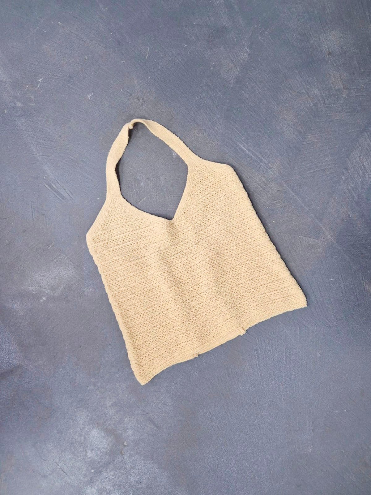 Top tejido beige de algodón con escote profundo y tirantes anchos
