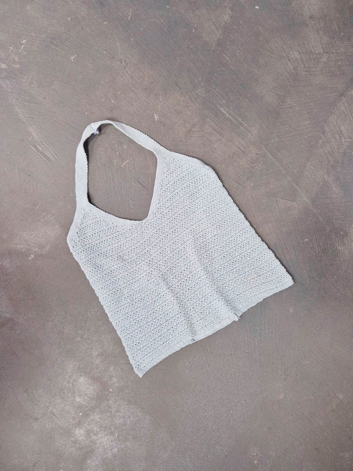 Top blanco tejido con textura acanalada y escote cuadrado