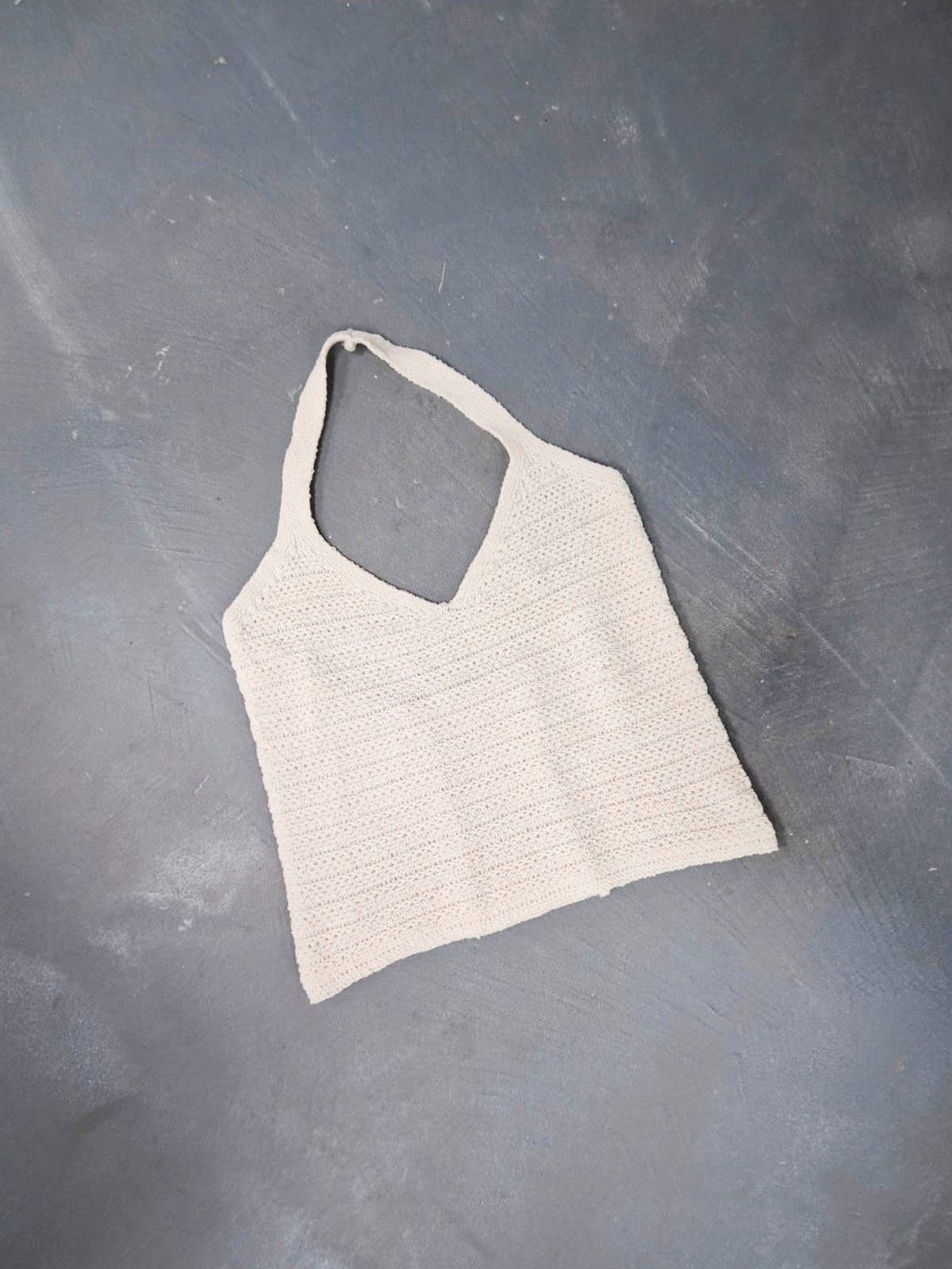 Top tejido crema con escote cuadrado y tirantes anchos
