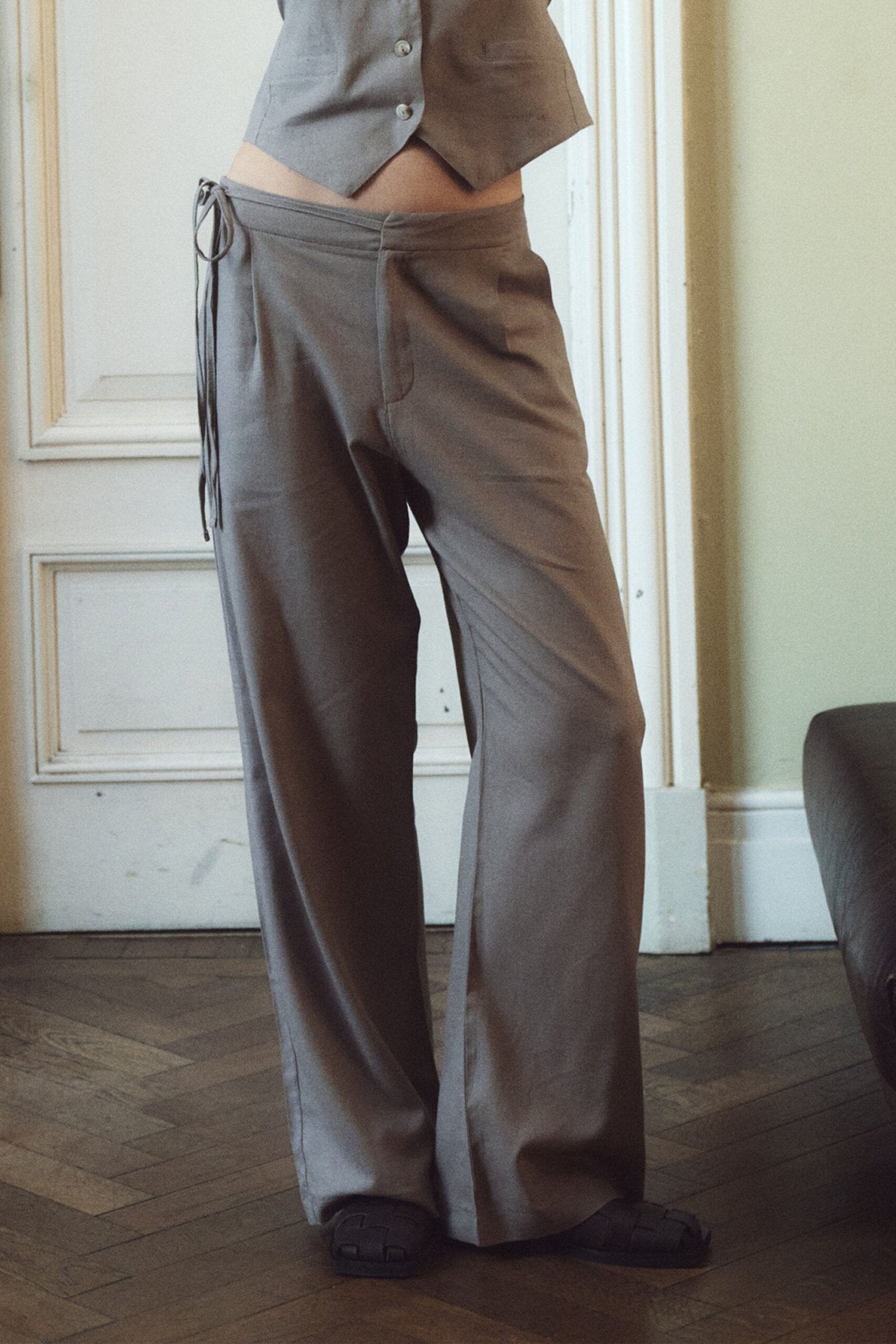 Pantalón gris de tiro alto con cordón ajustable en cintura