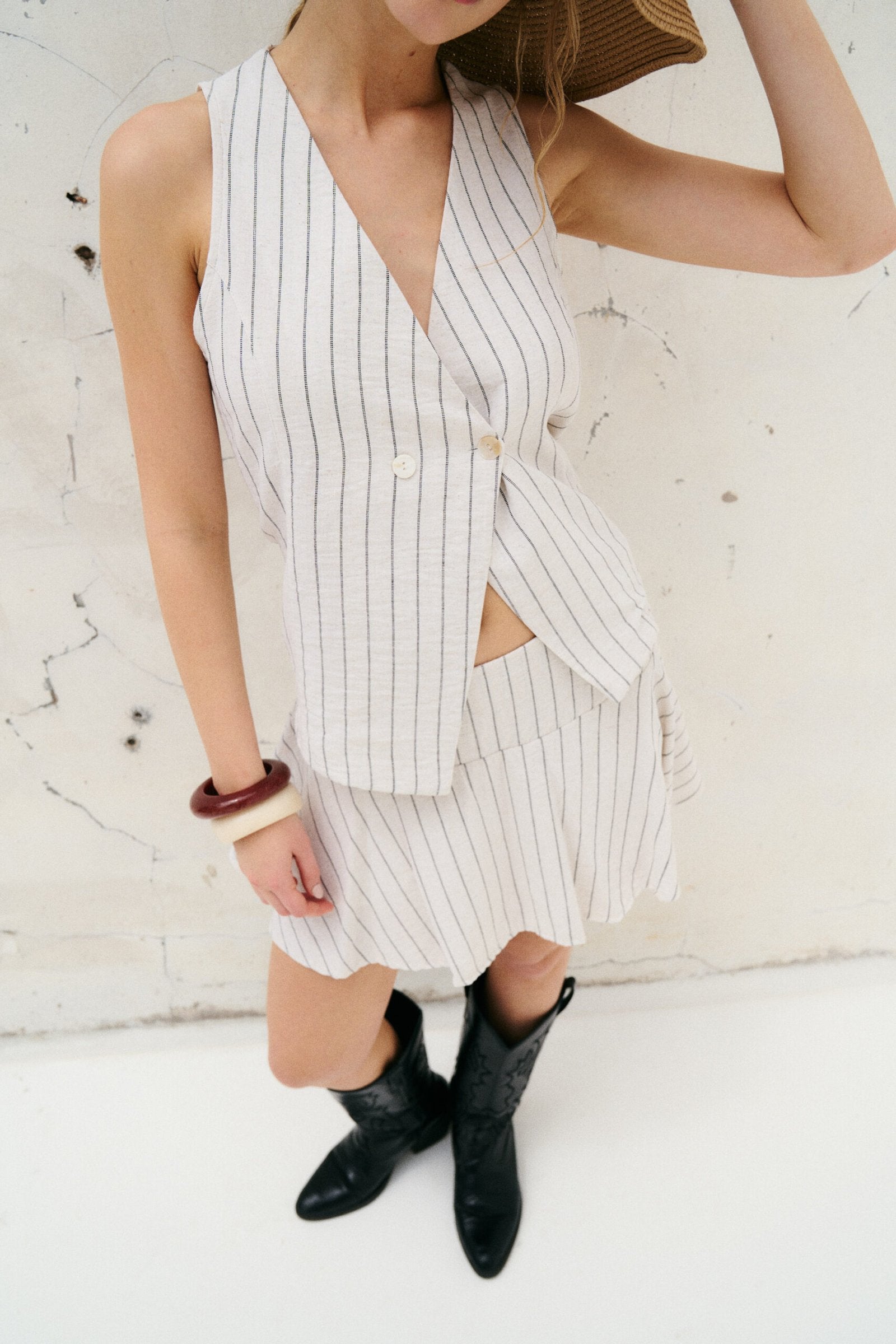 Vestido corto blanco con rayas verticales grises y escote cruzado