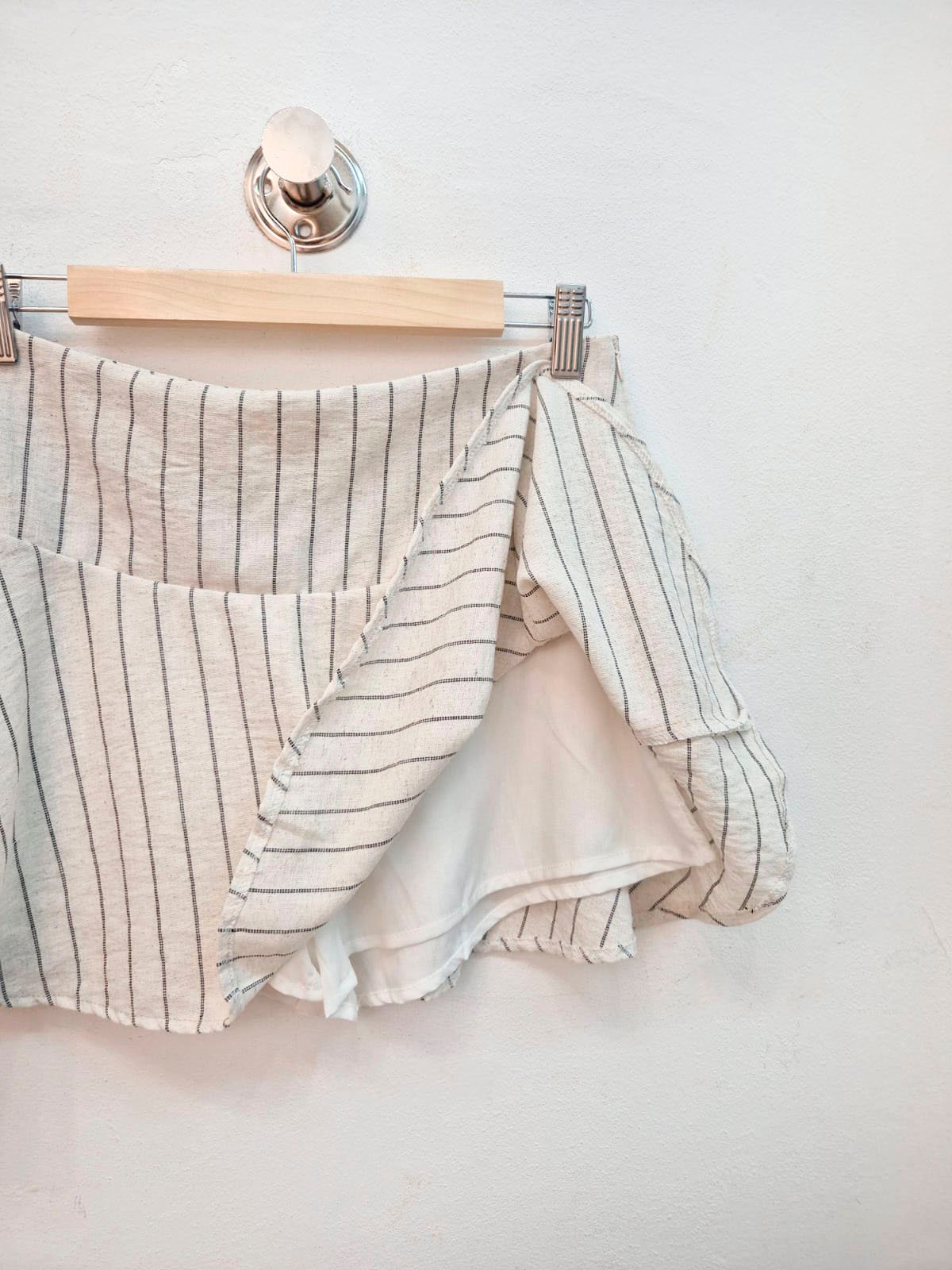 Pollera Alexandra beige con rayas verticales azul marino