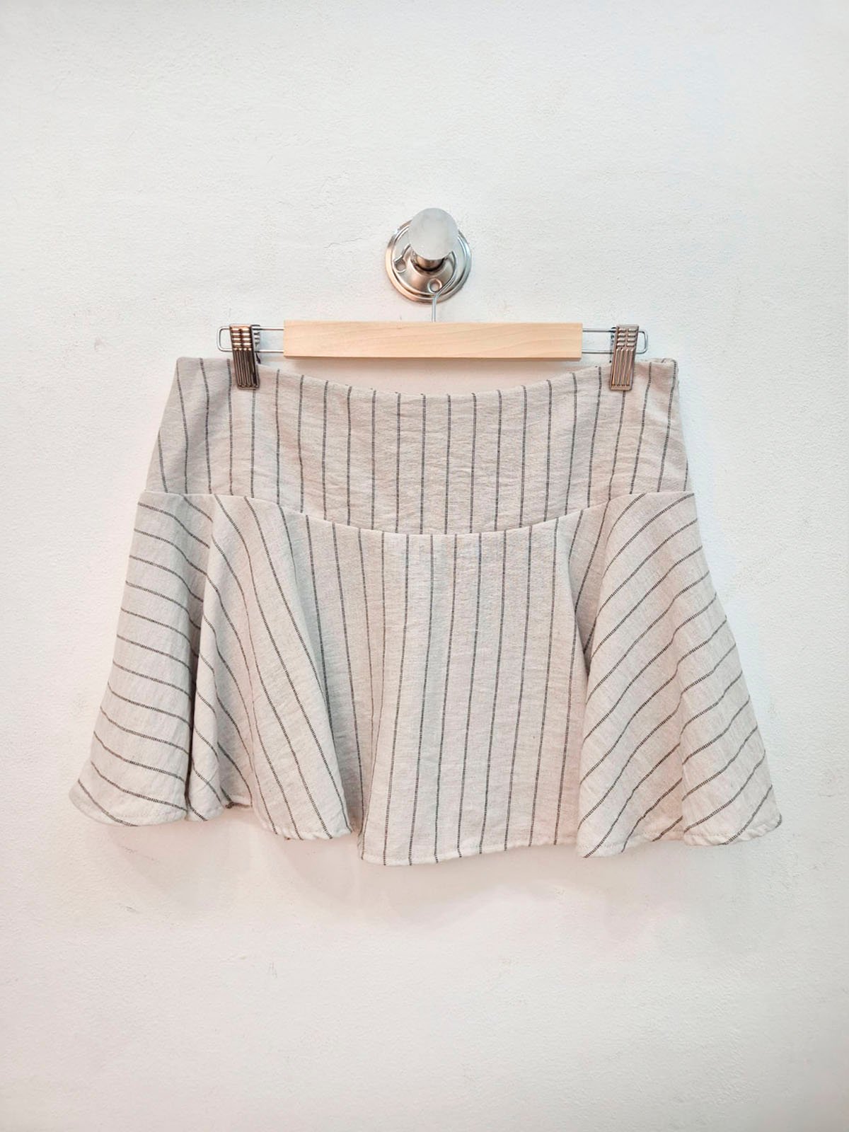 Pollera acampanada beige con rayas verticales grises y cintura alta