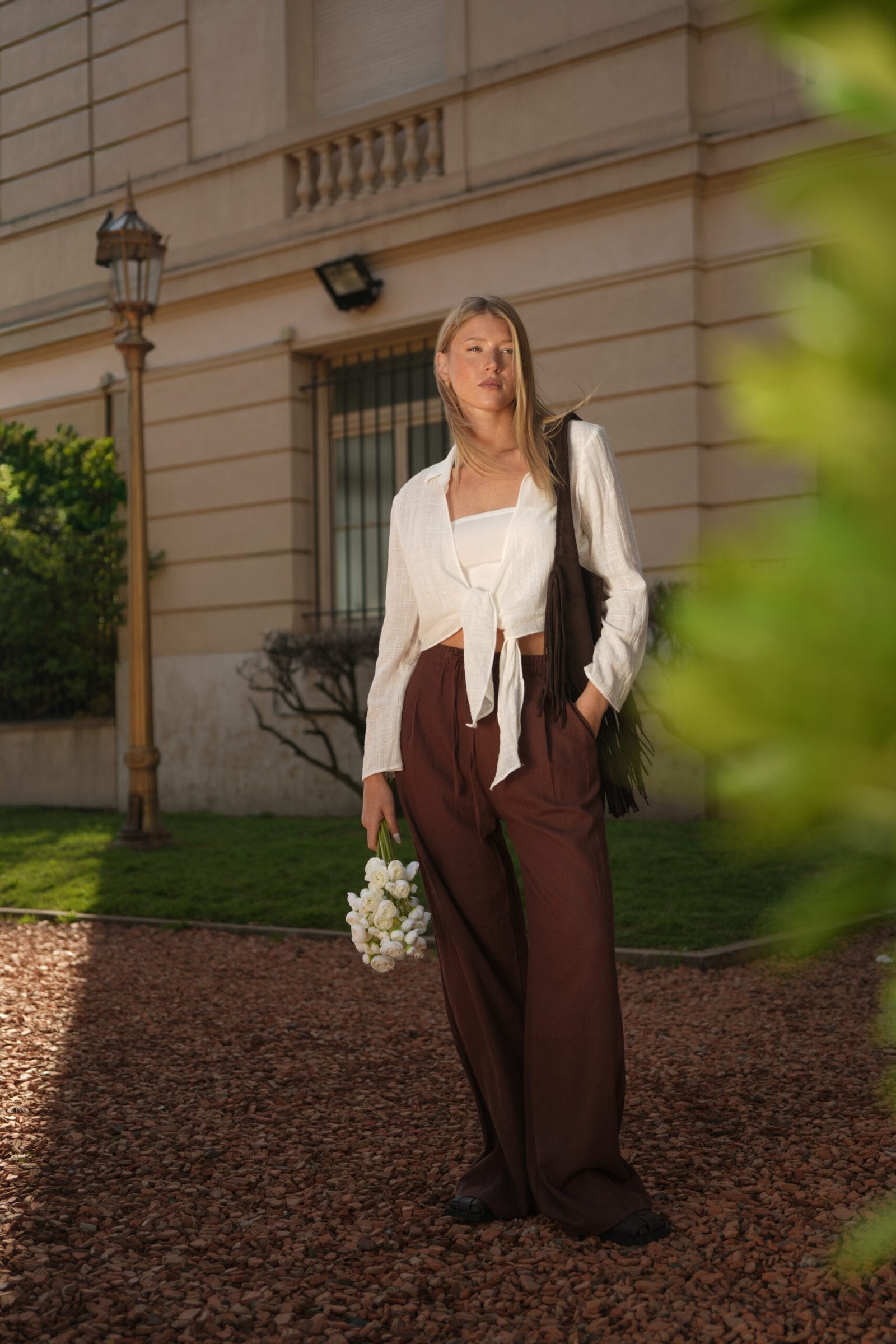 Blusa blanca de manga larga con nudo frontal y escote cuadrado