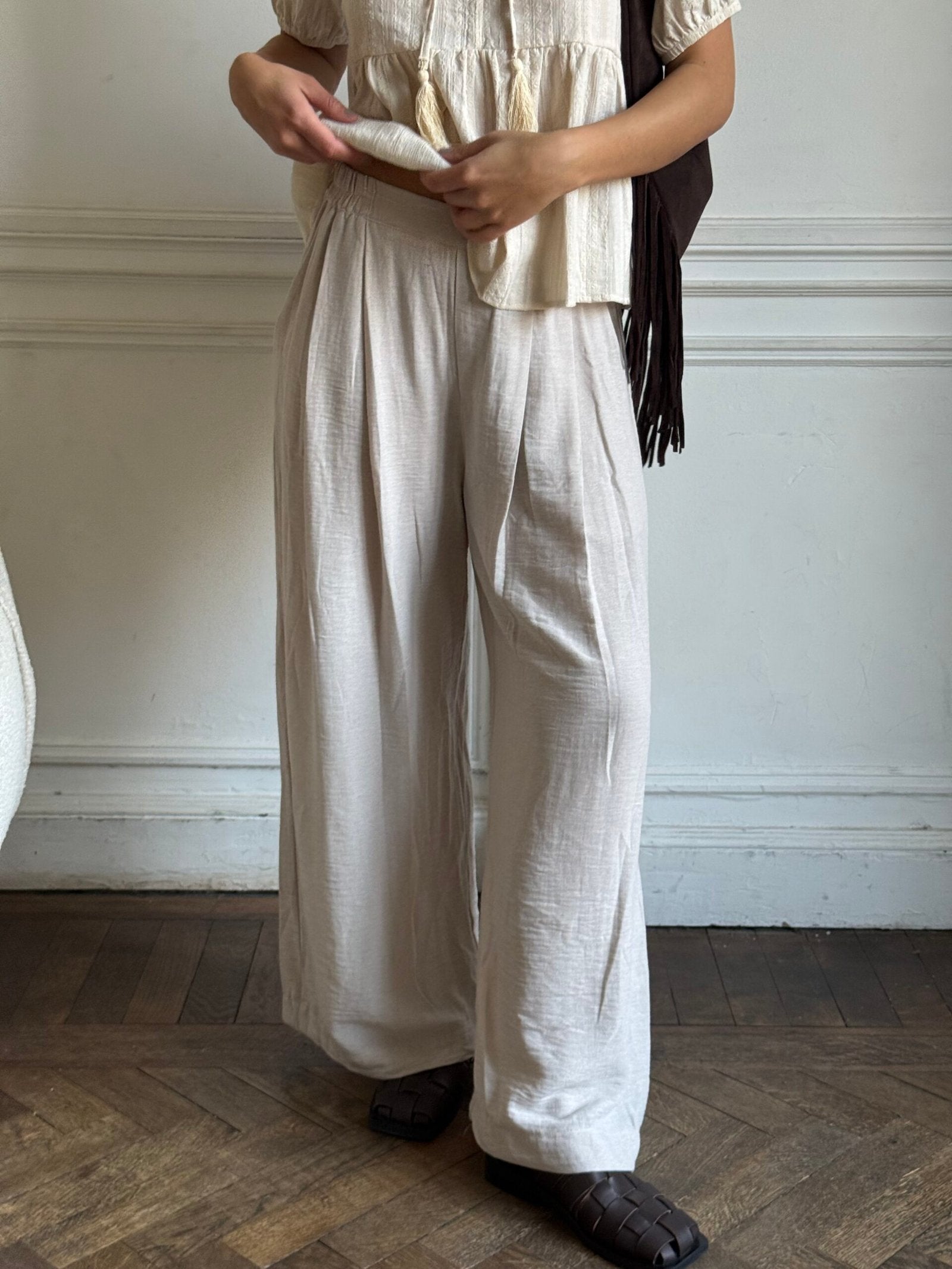 Pantalón beige de lino con tiro alto y pierna ancha