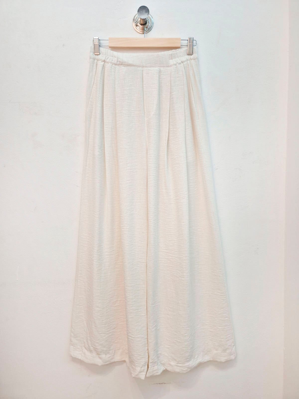Pantalón largo crema de lino con cintura elástica y pliegues