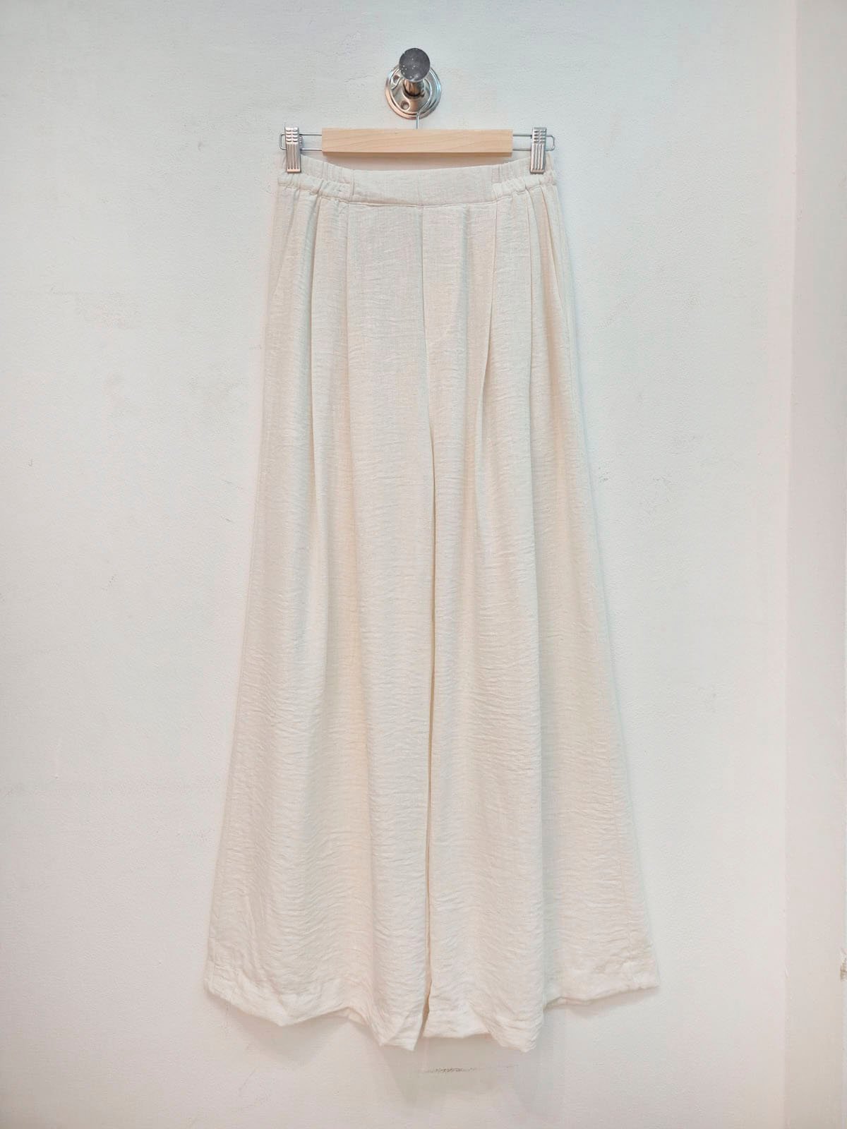 Pantalón beige de lino con cintura elástica y largo maxi
