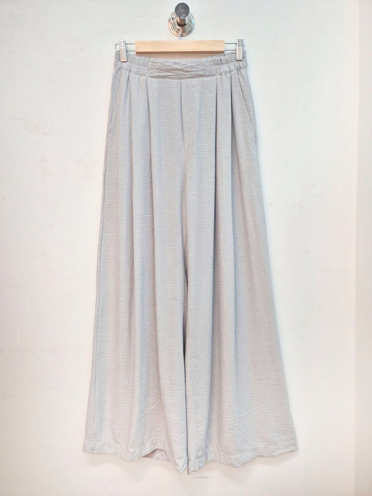 Pantalón wide leg gris claro con cintura elástica y bolsillos