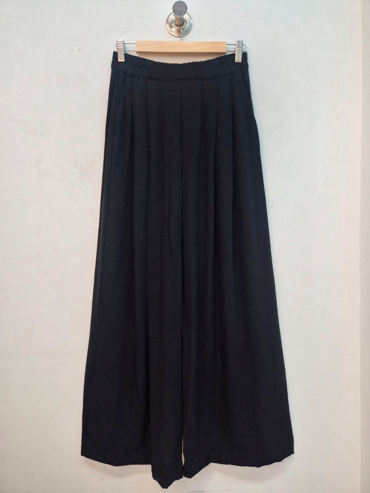 Pantalón negro de tiro alto con cintura elástica y pierna ancha