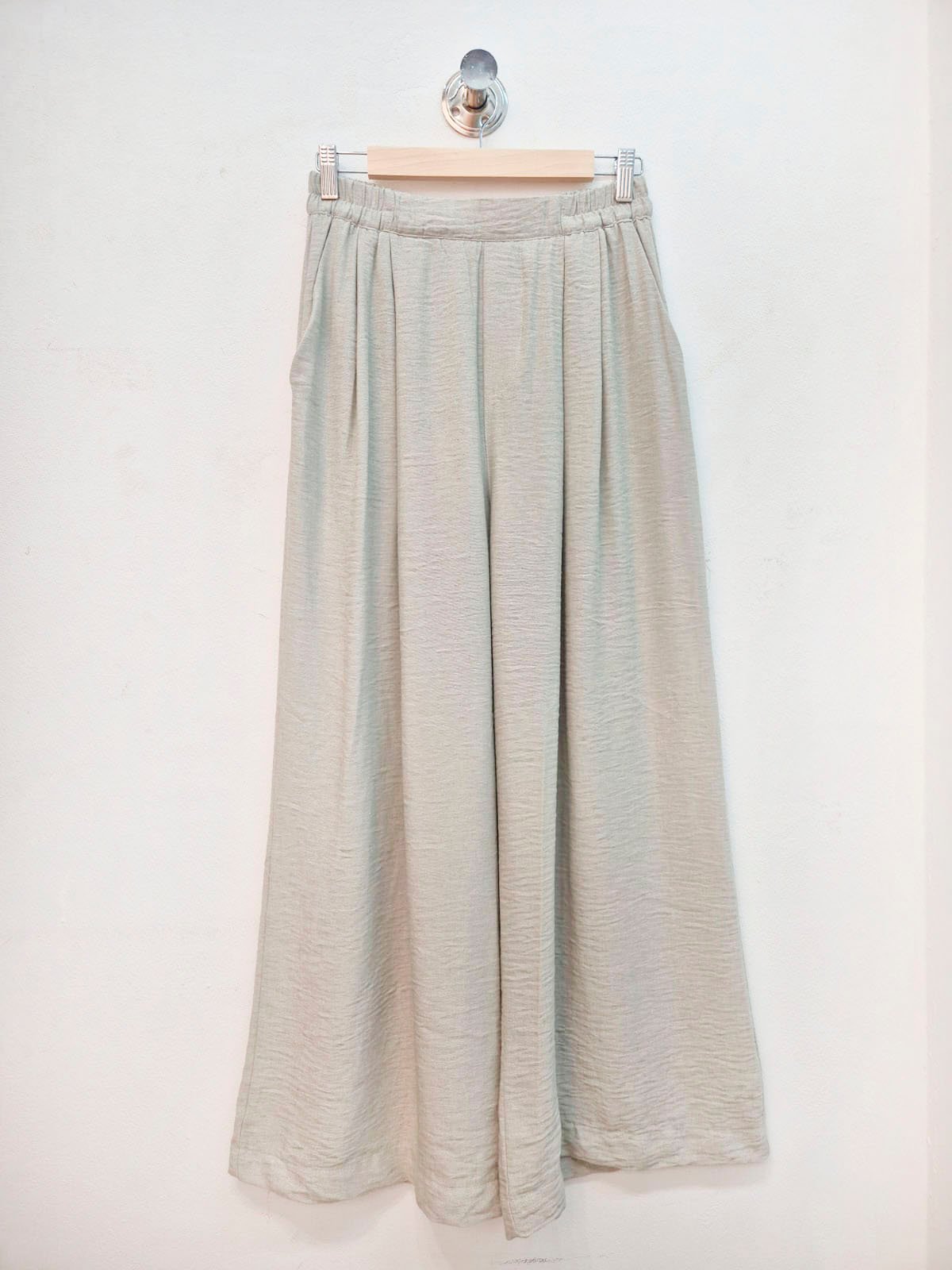 Pantalón beige de lino con cintura elástica y largo maxi