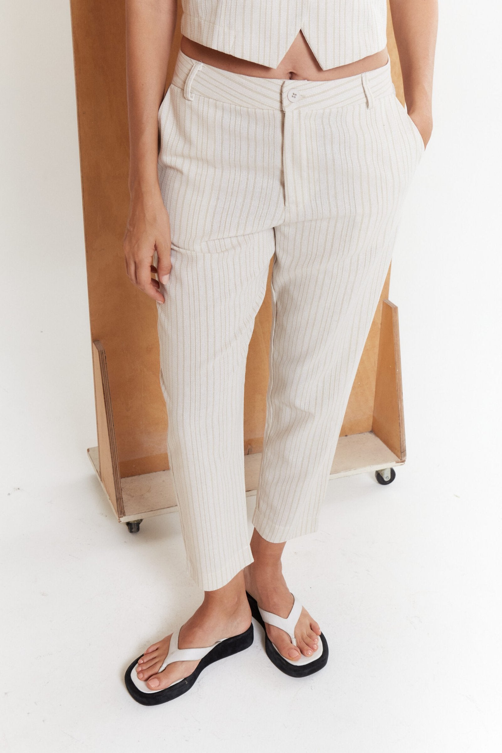 Pantalón capri blanco rayado de tiro alto con bolsillos
