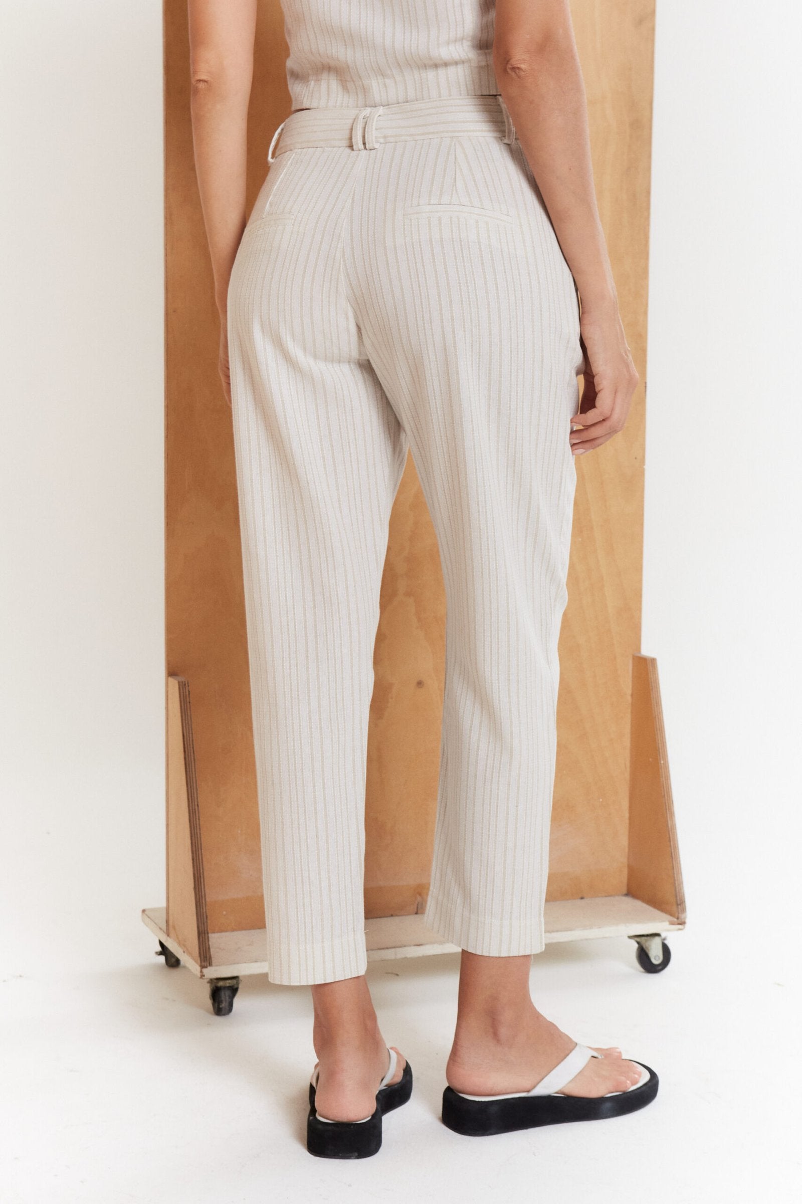 Pantalón de tiro alto beige a rayas con cintura y largo tobillero