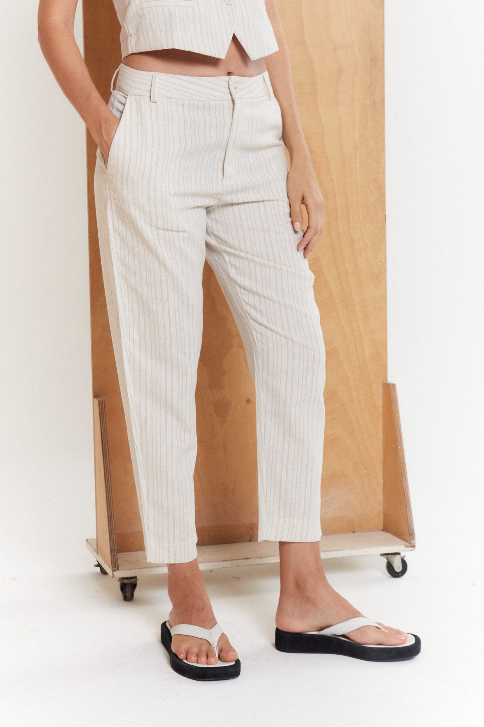 Pantalón pinzado blanco con rayas verticales y largo tobillero