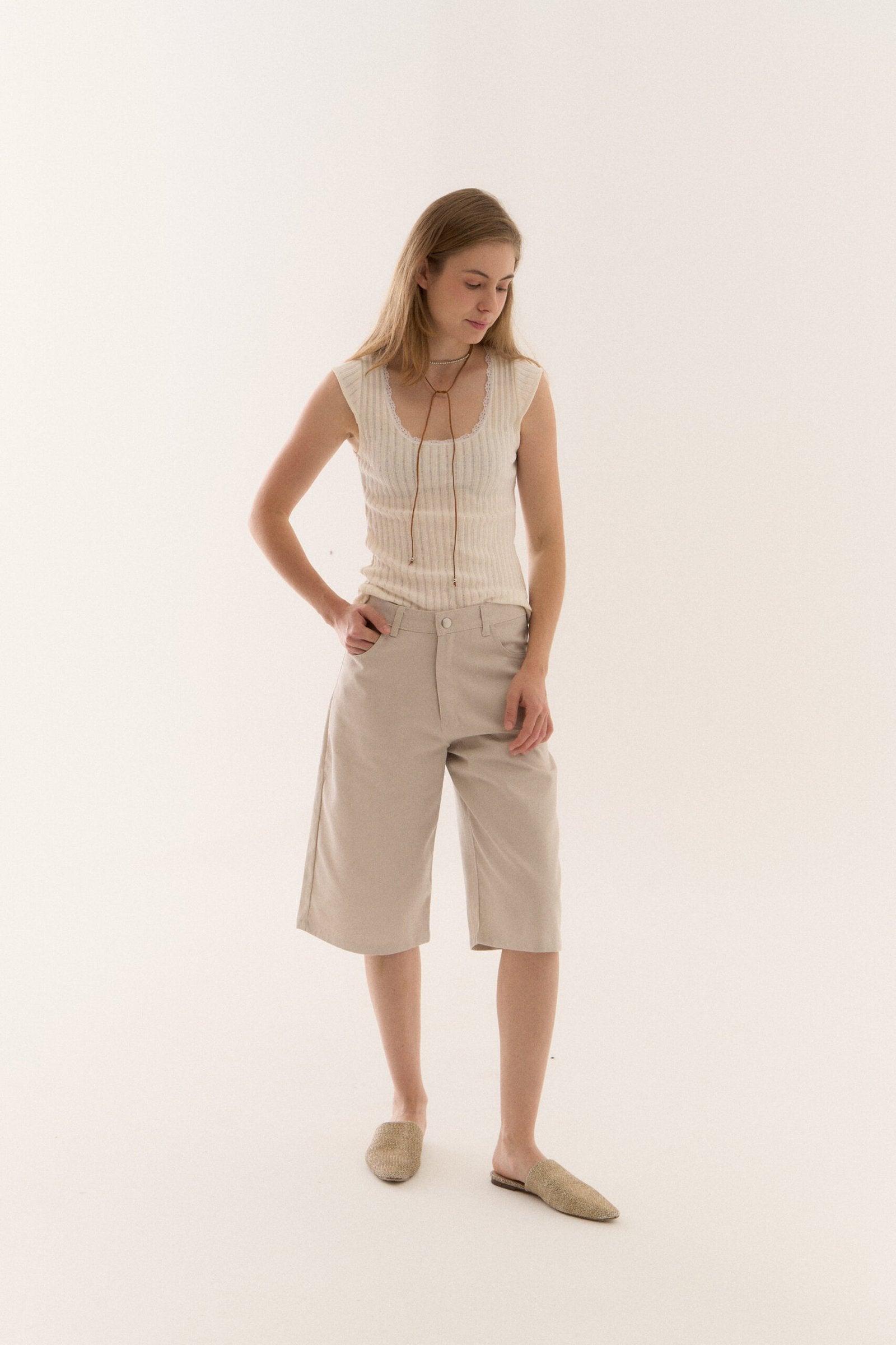 Bermuda beige de tiro medio y largo hasta rodilla