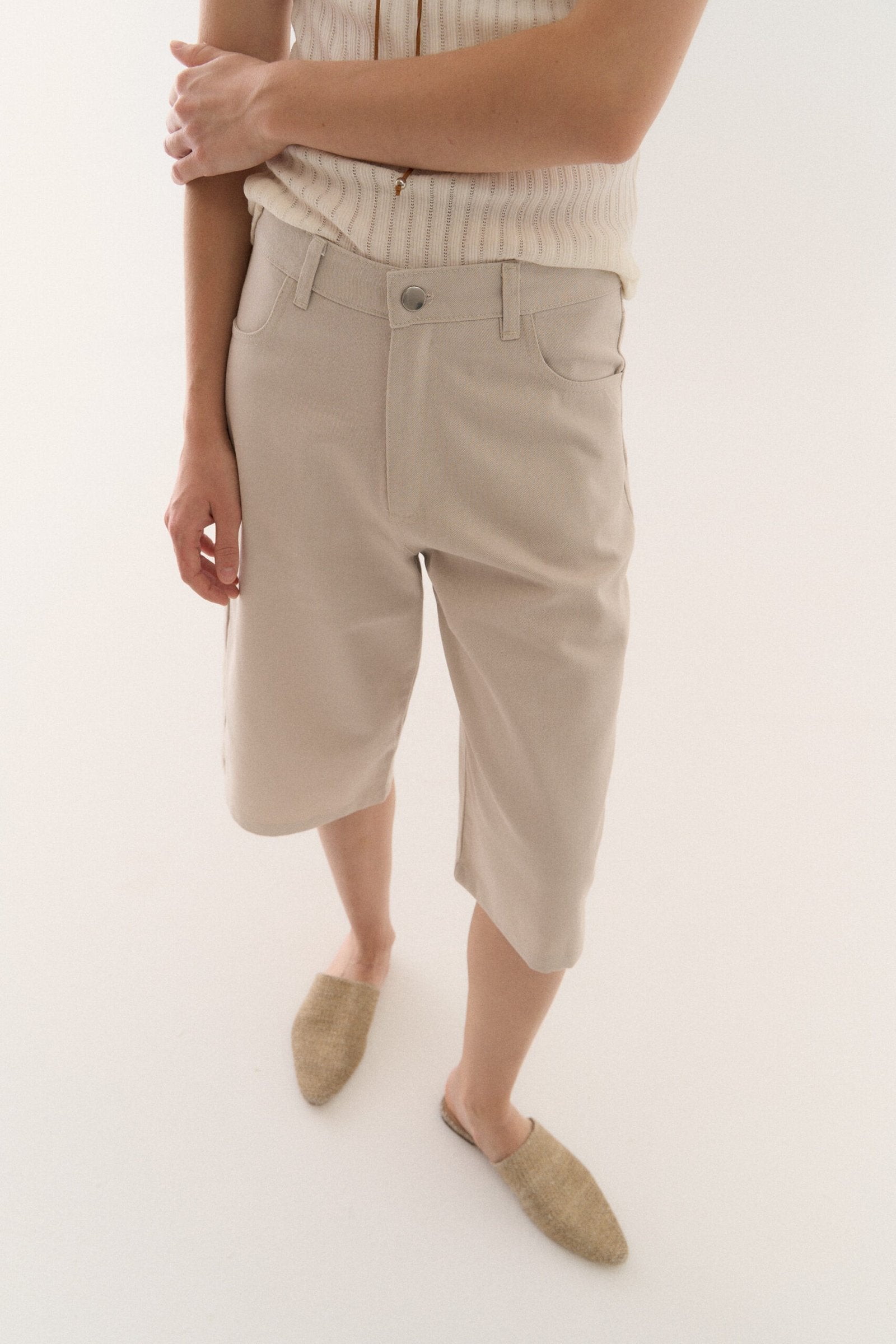 Bermuda beige de tiro alto con largo a la rodilla