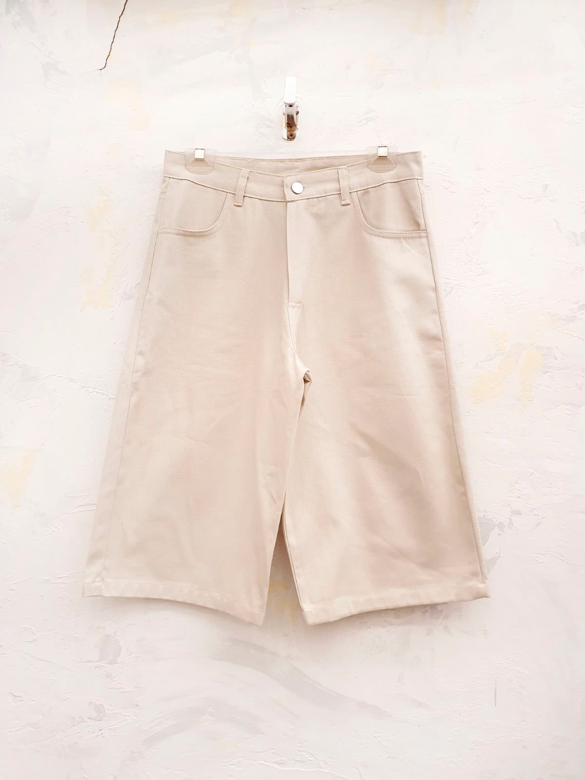 Bermuda beige de tiro alto con bolsillos y cierre frontal