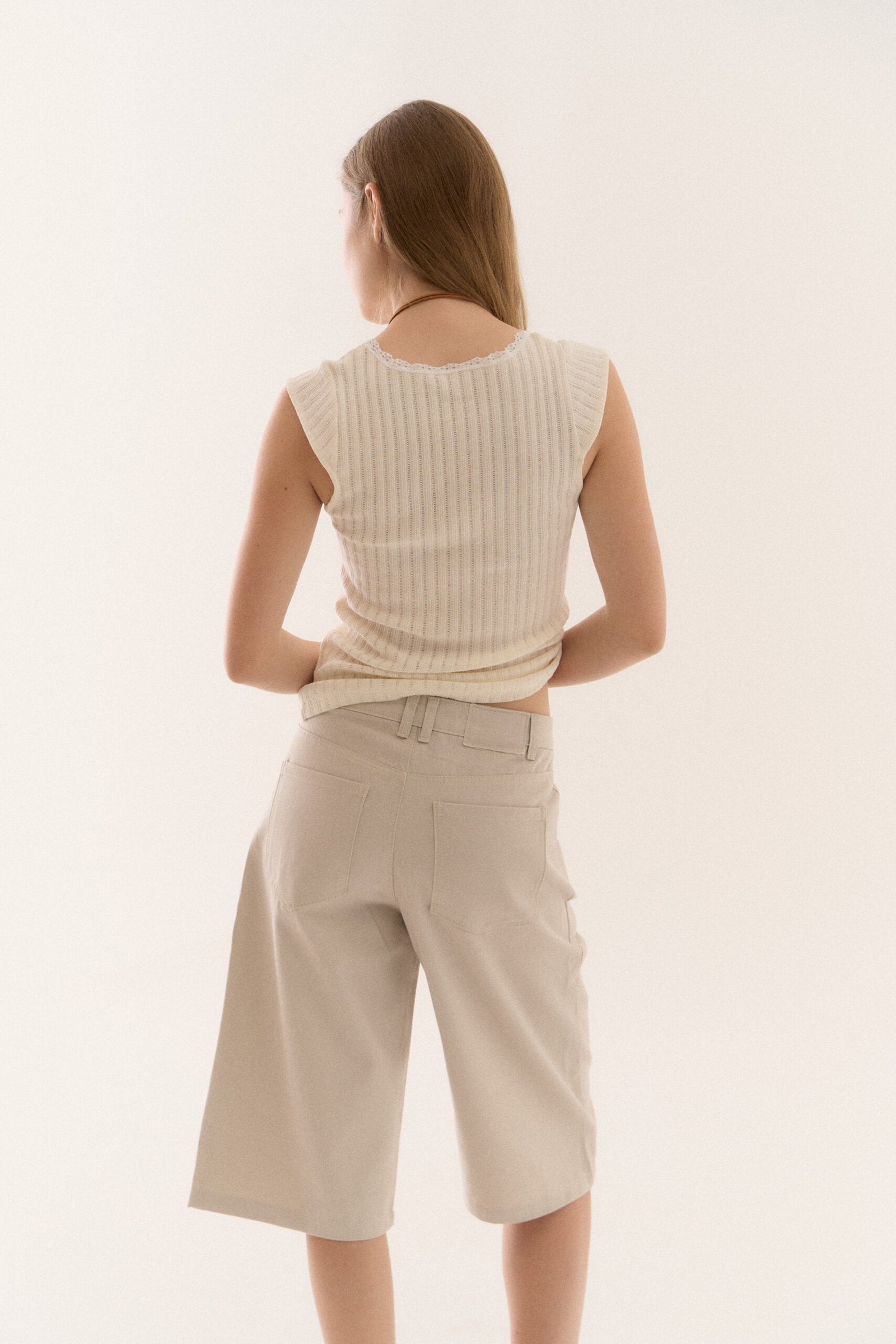 Bermuda beige de tiro alto y largo a la rodilla con bolsillos
