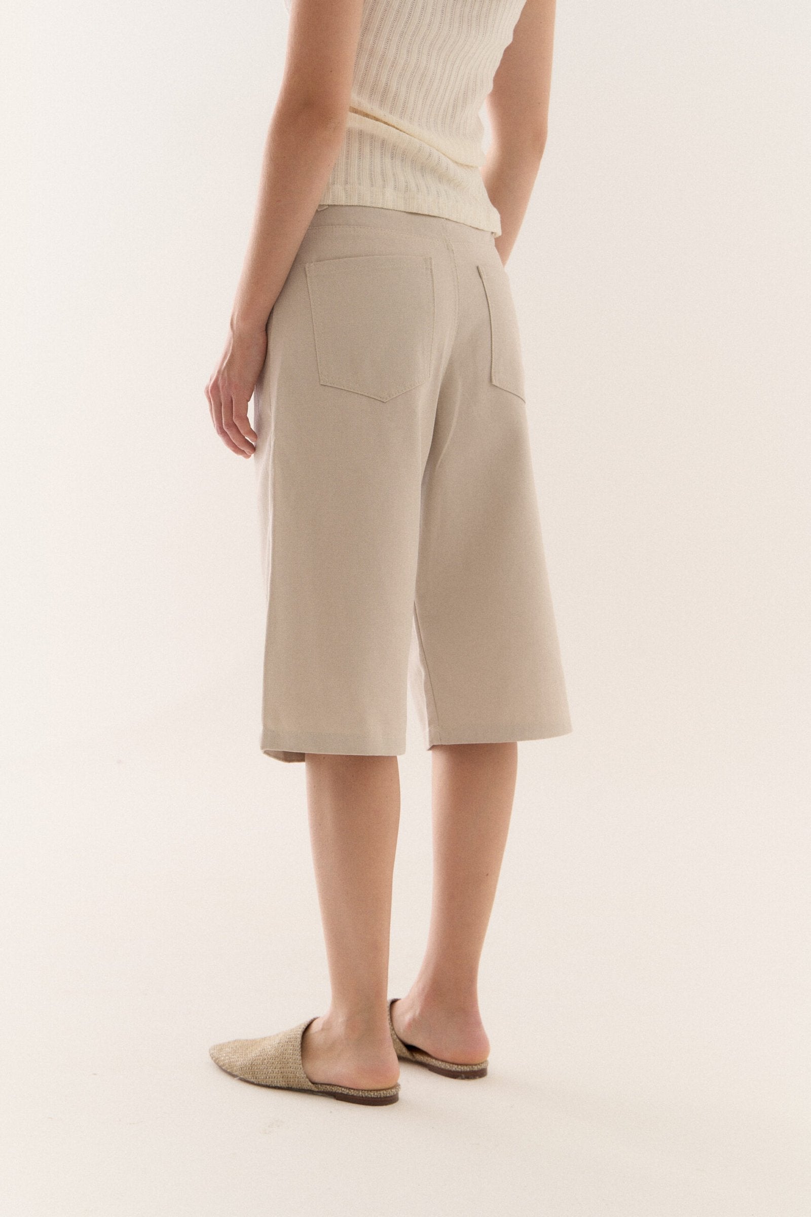 Bermuda beige de largo capri con bolsillos traseros