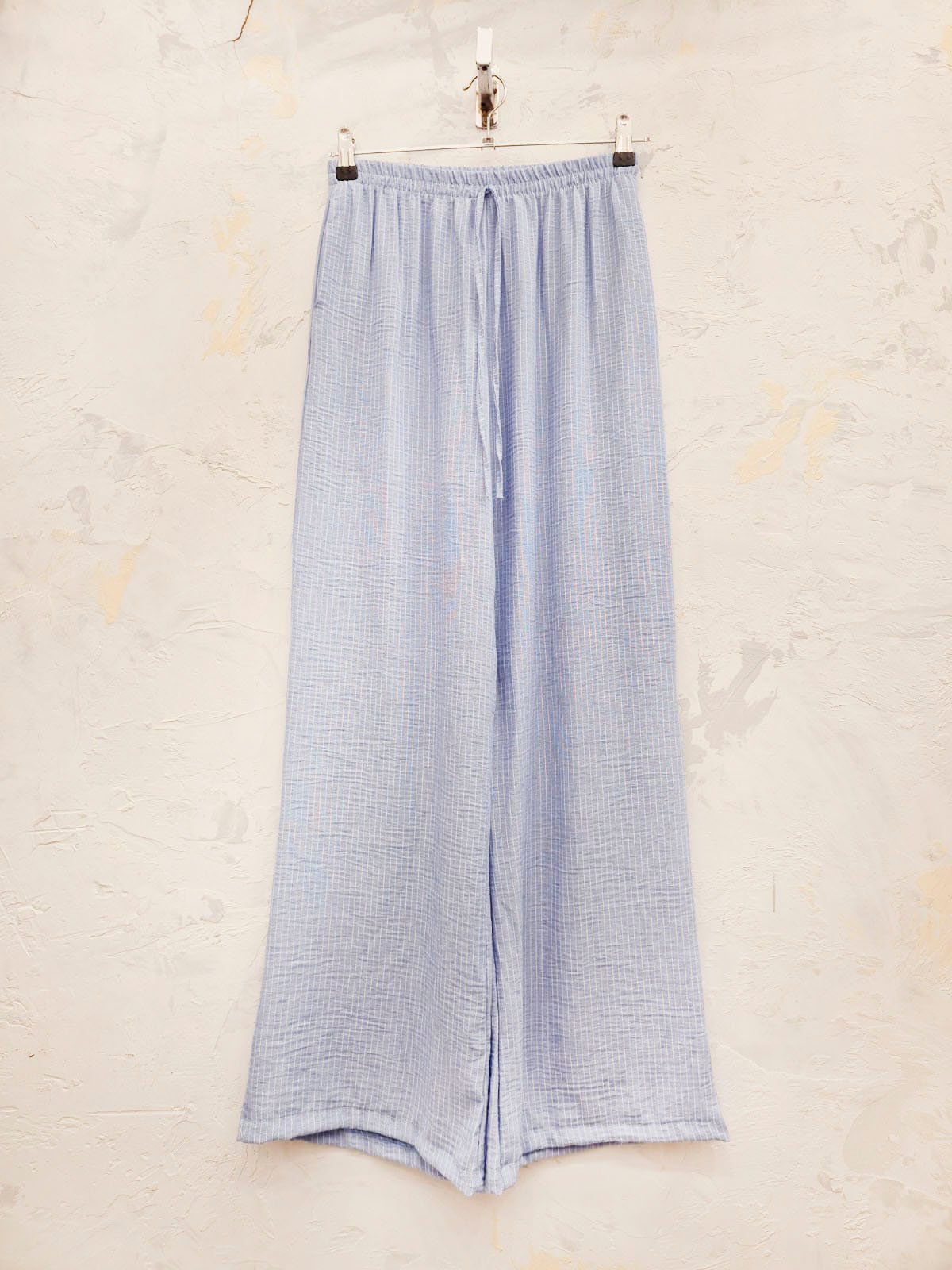 Pantalón de algodón celeste con textura acanalada y cintura elástica