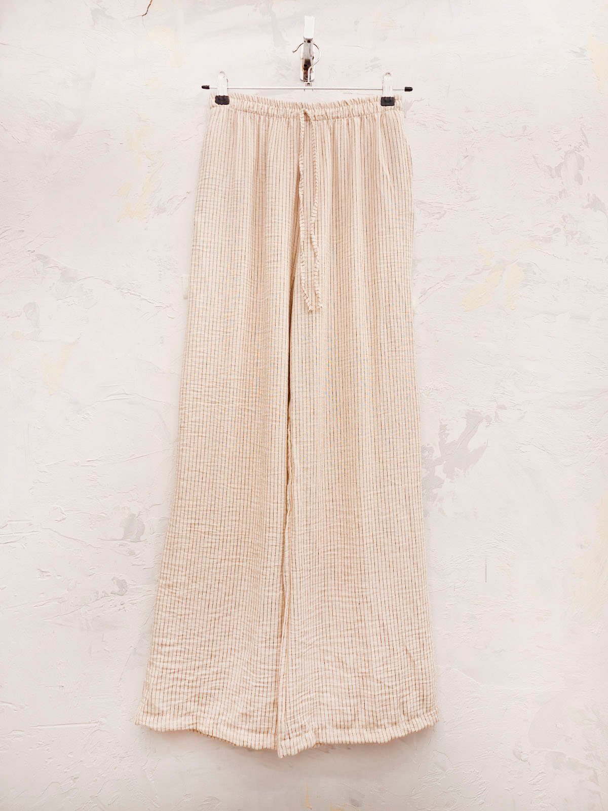 Pantalón acanalado beige con cintura elástica y cordón ajustable
