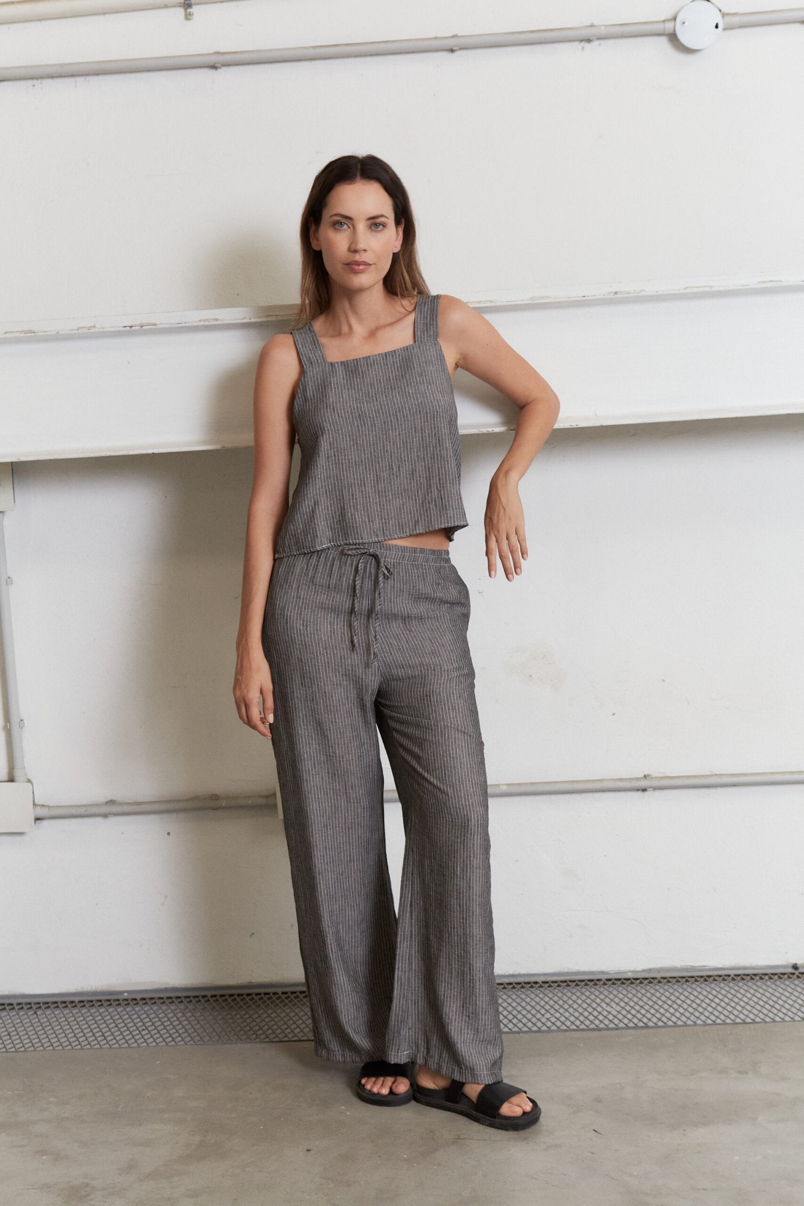 Pantalón de lino gris acanalado con cintura elástica ajustable