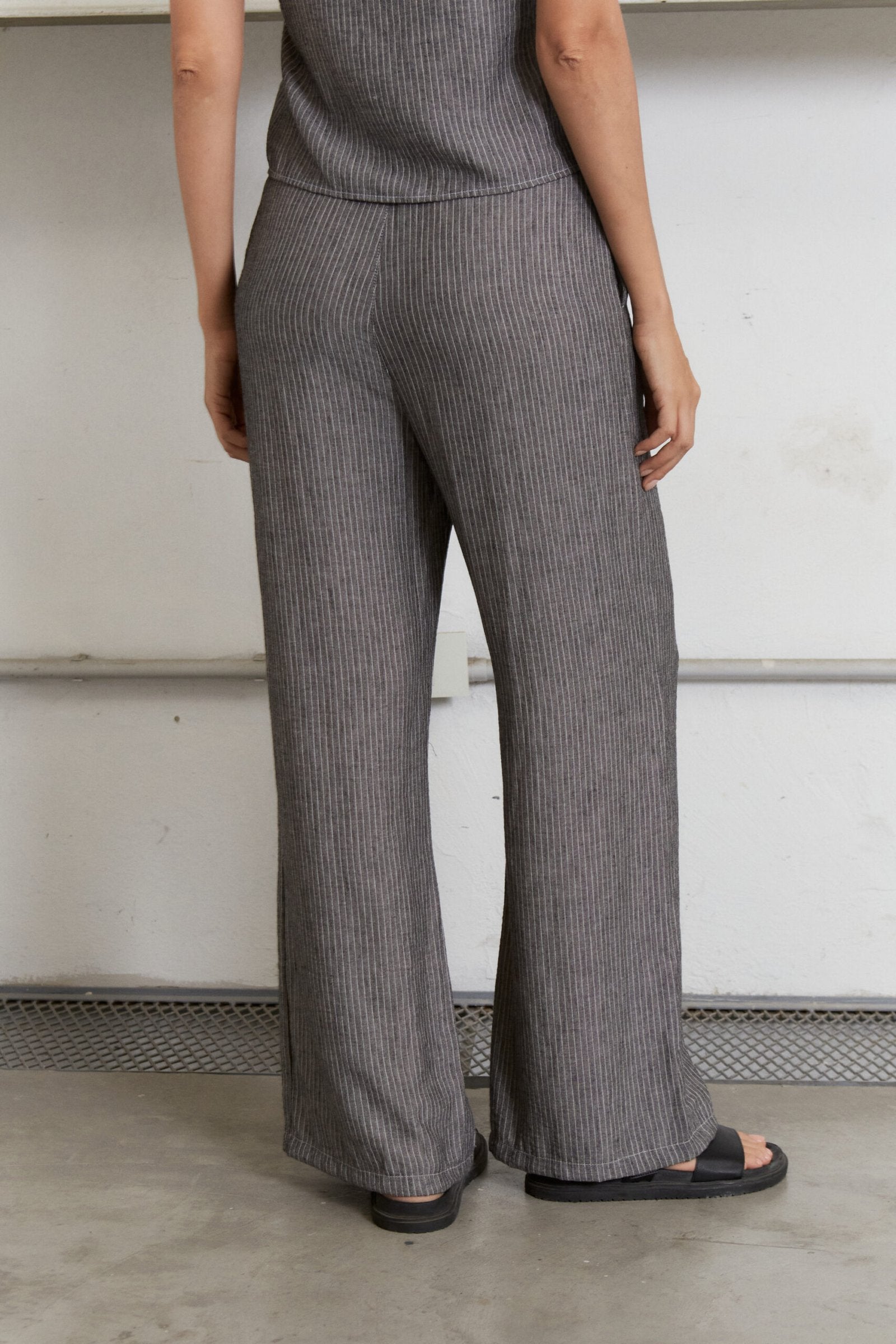 Pantalón california gris con rayas verticales y pierna ancha