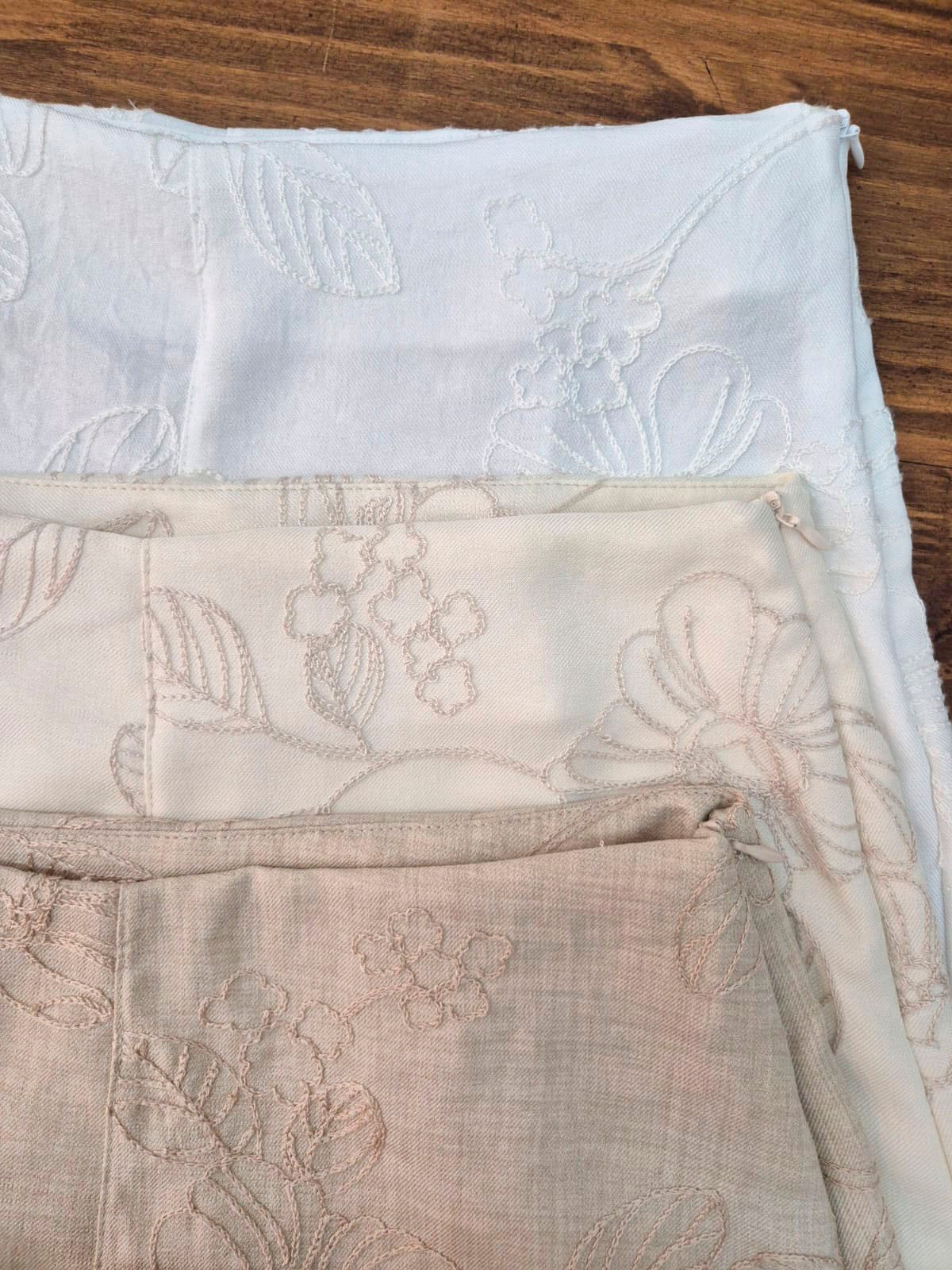 Shorts Carlota bordado con motivo floral en blanco, beige y natural