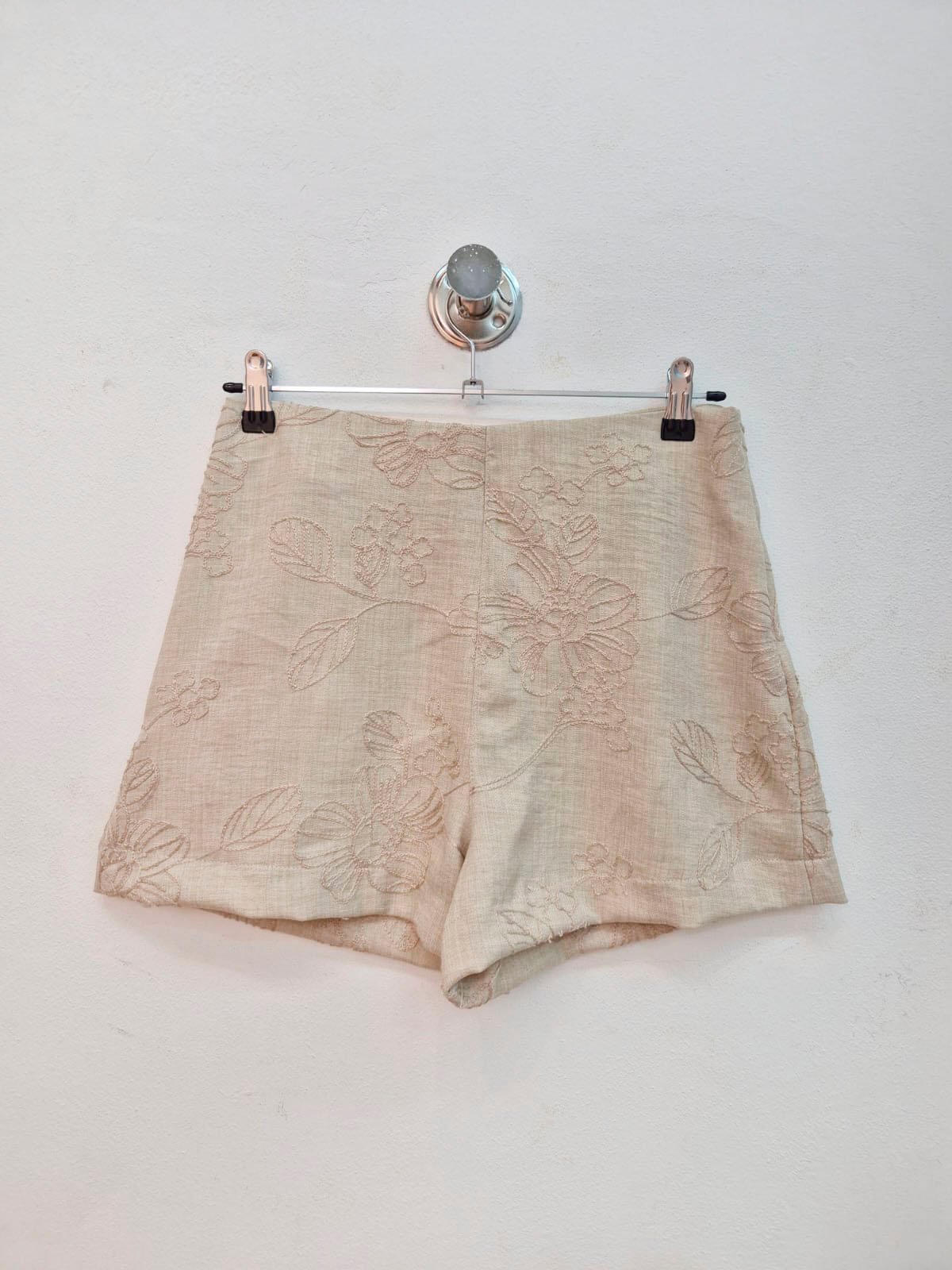 Short beige con bordado floral y cintura alta
