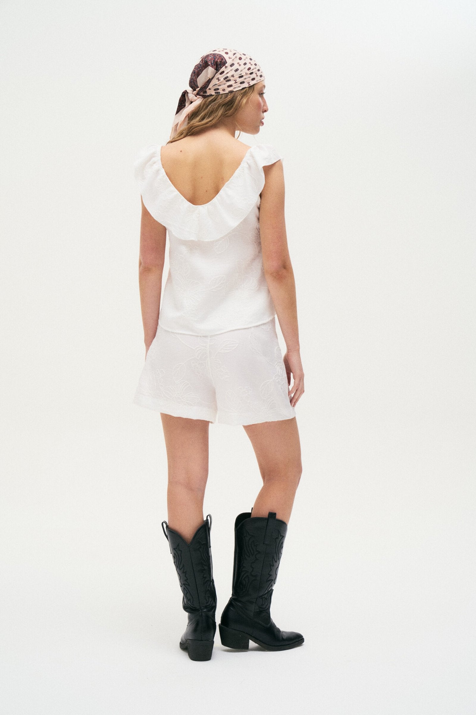 Blusa blanca con volado en escote y manga corta