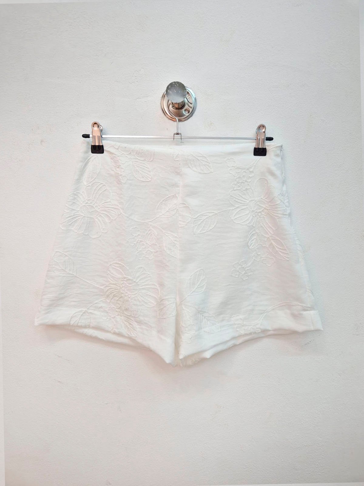 Short blanco de tiro alto con bordado floral en relieve