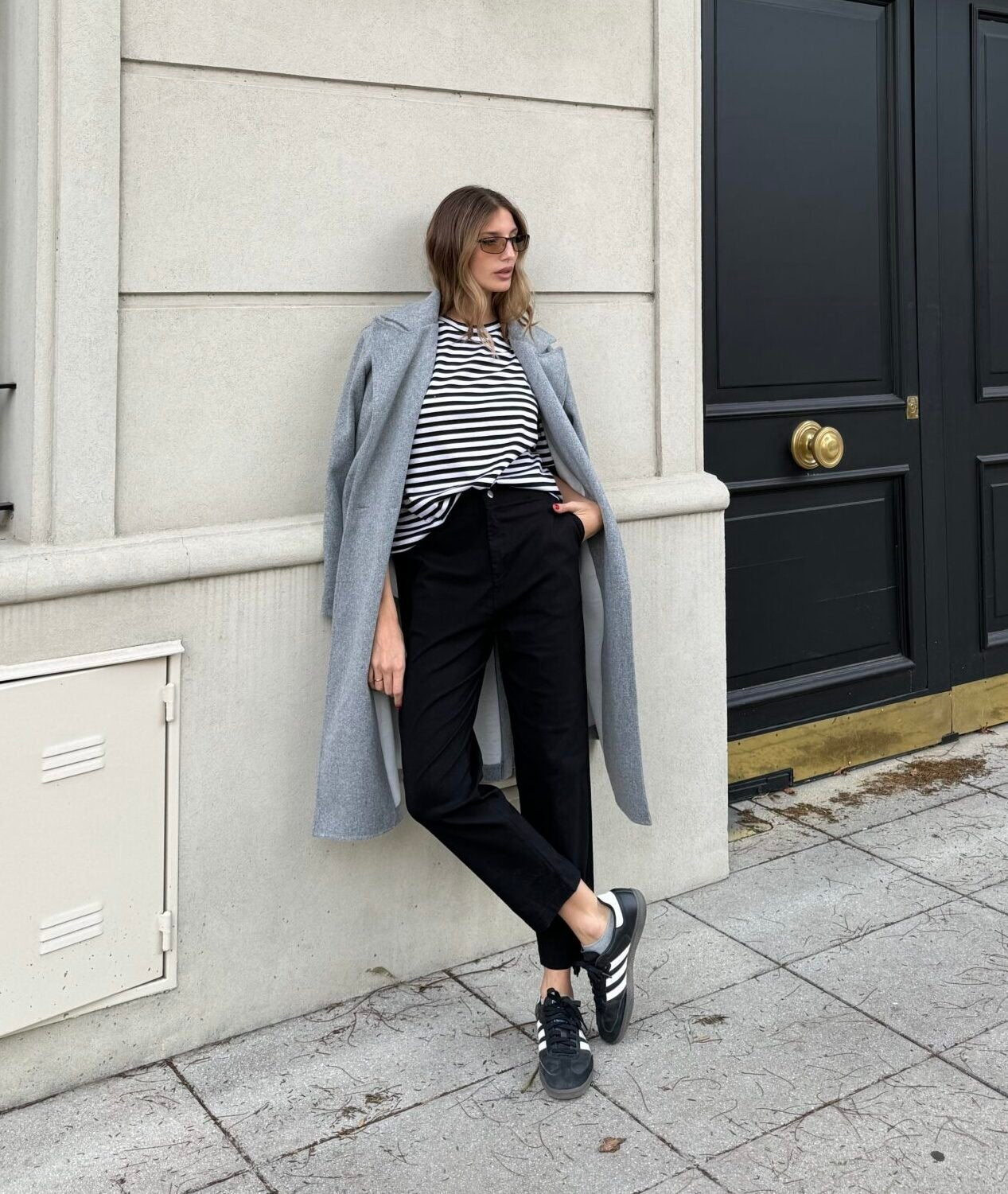 Pantalón negro de tiro alto y pierna recta