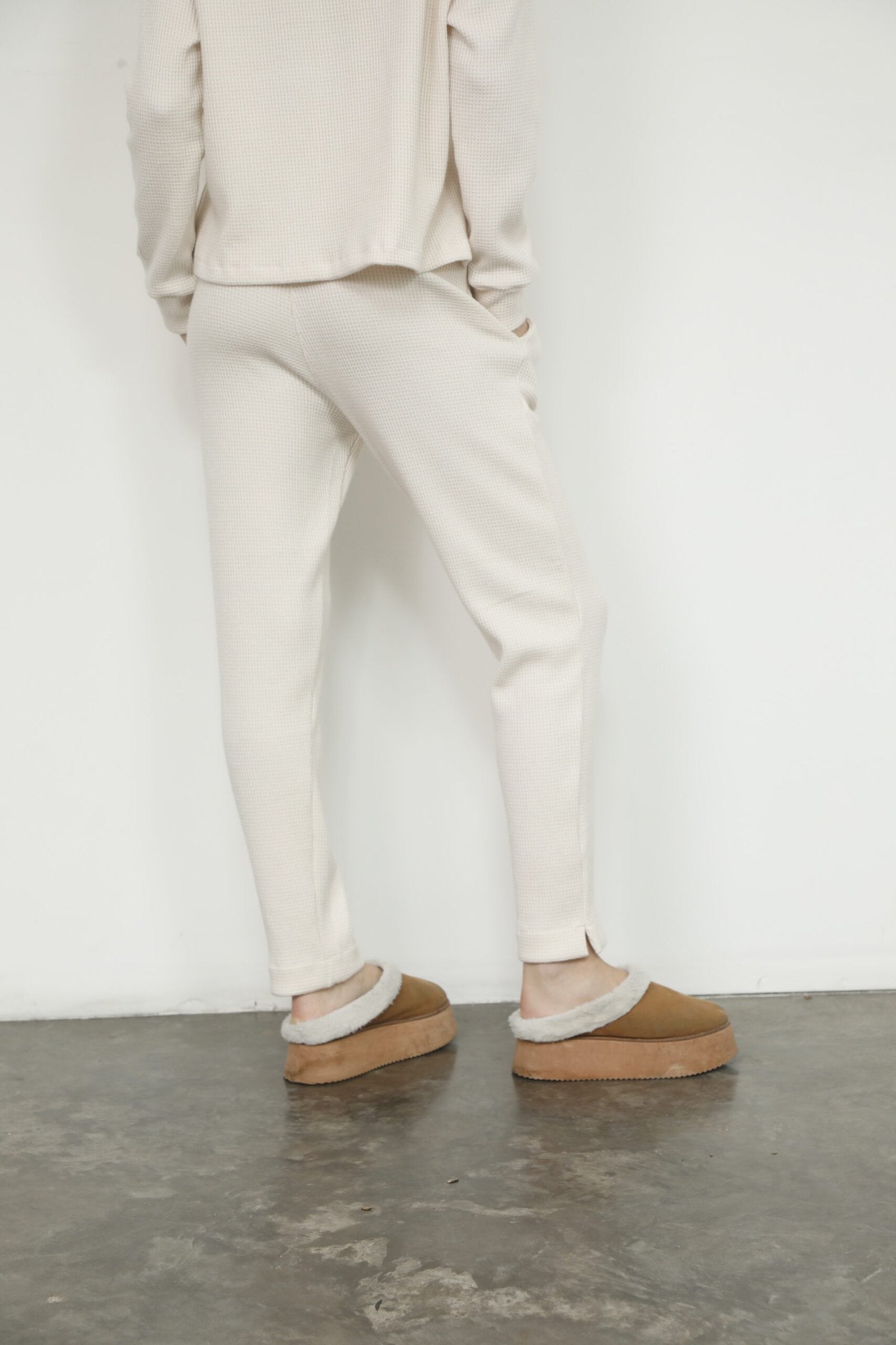 Pantalón acanalado beige de tiro medio y pierna recta