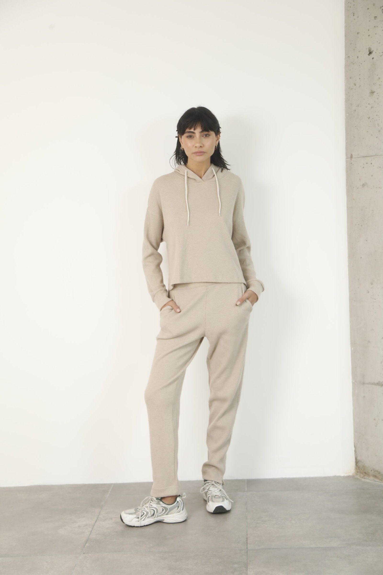 Pantalón beige acanalado de tiro alto y cintura elástica