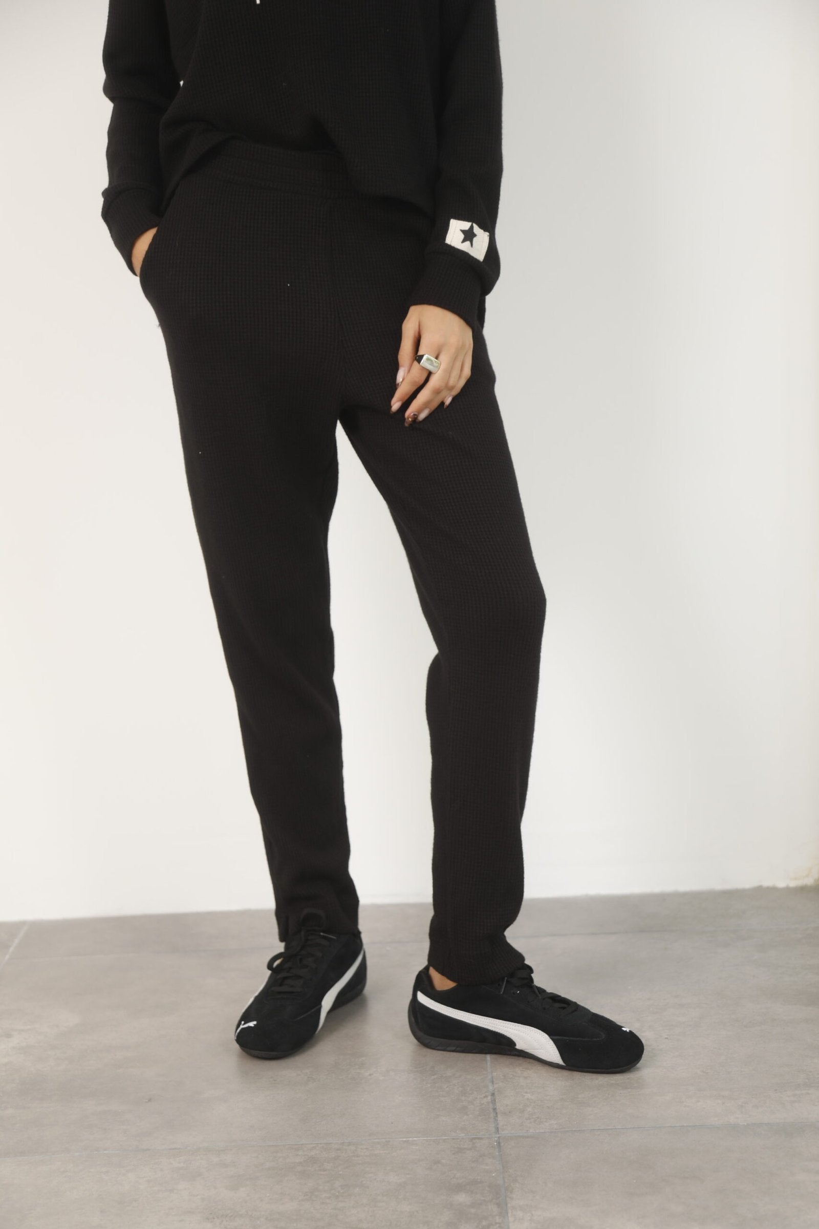 Pantalón negro acanalado de tiro alto y pierna recta