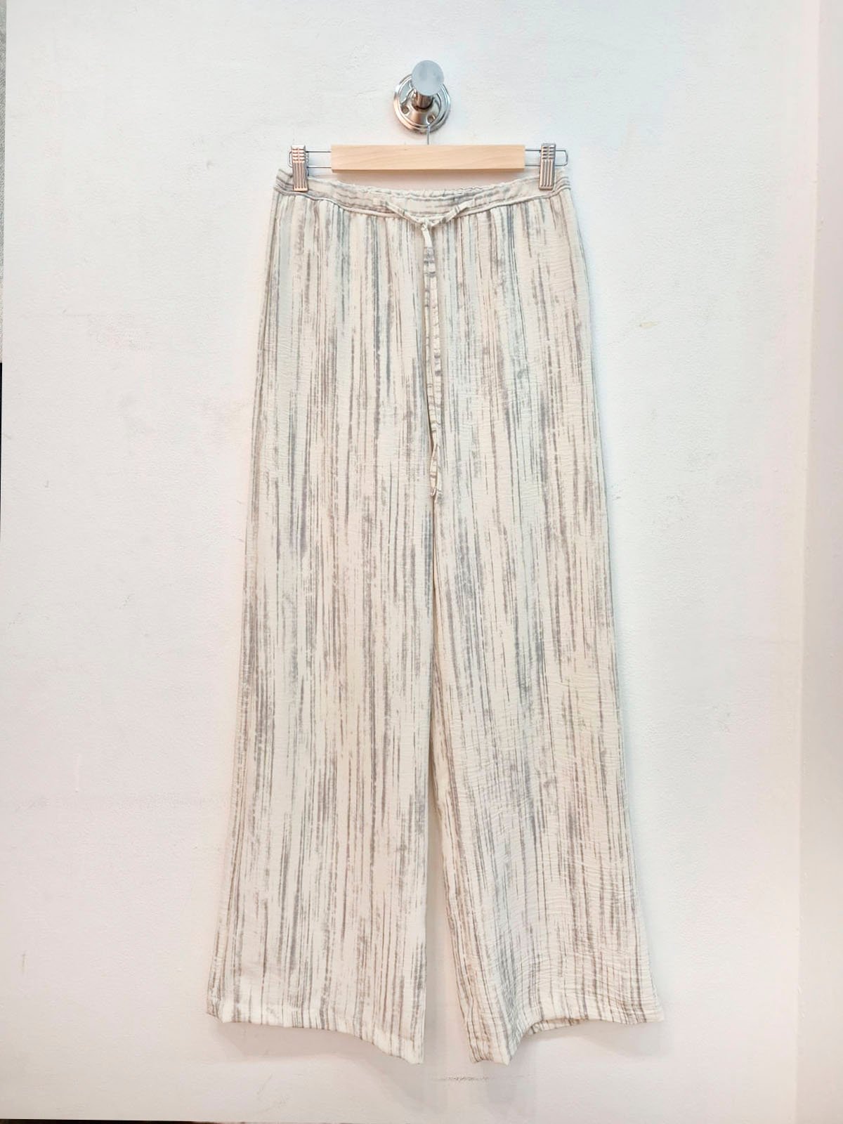 Pantalón beige a rayas con cintura ajustable y pierna ancha