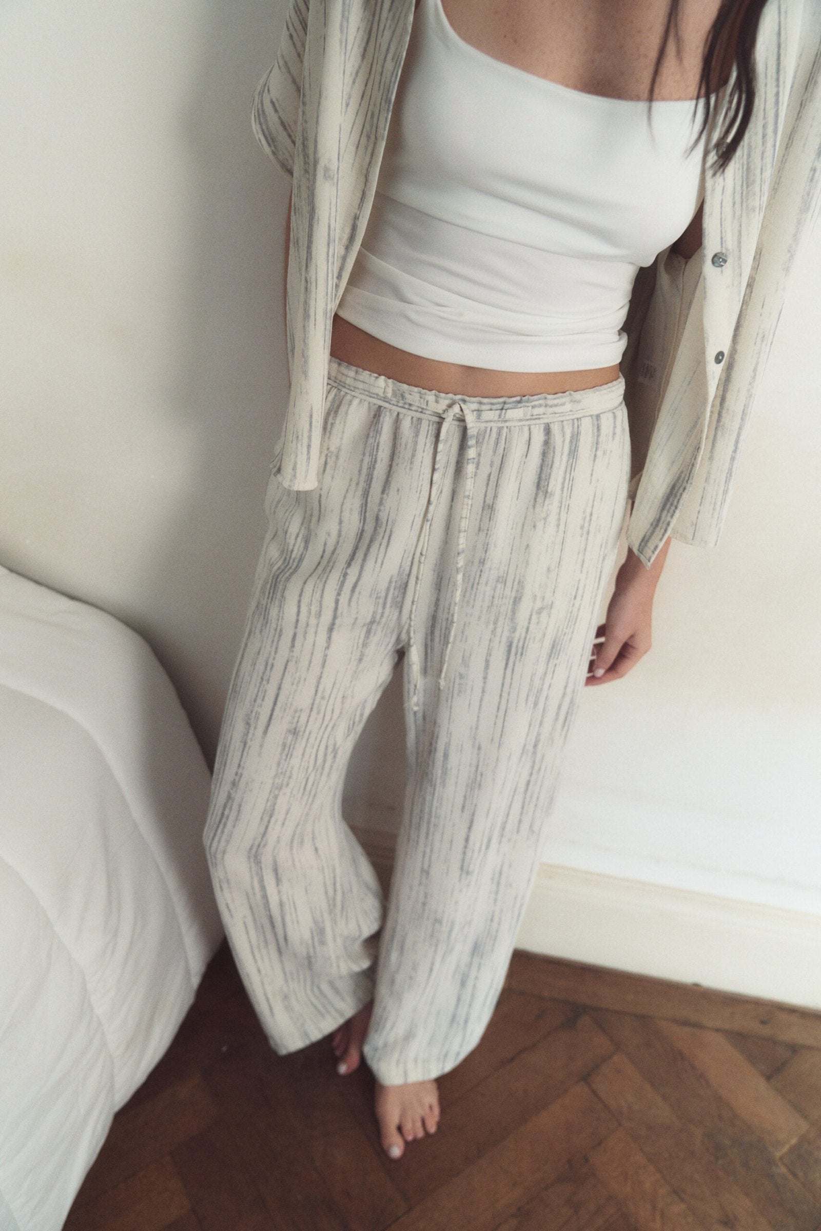 Pantalón rayado beige y gris con cintura elástica y cordón ajustable