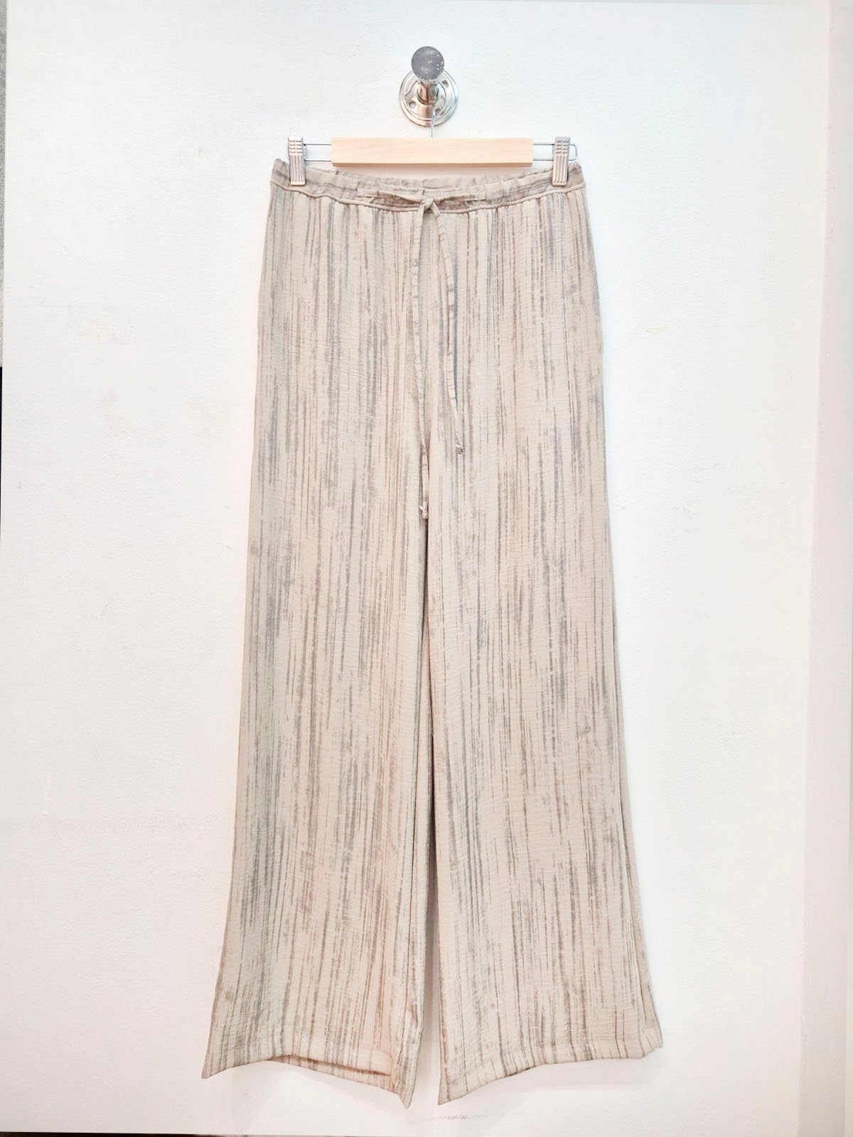 Pantalón beige plisado de tiro alto y pierna ancha