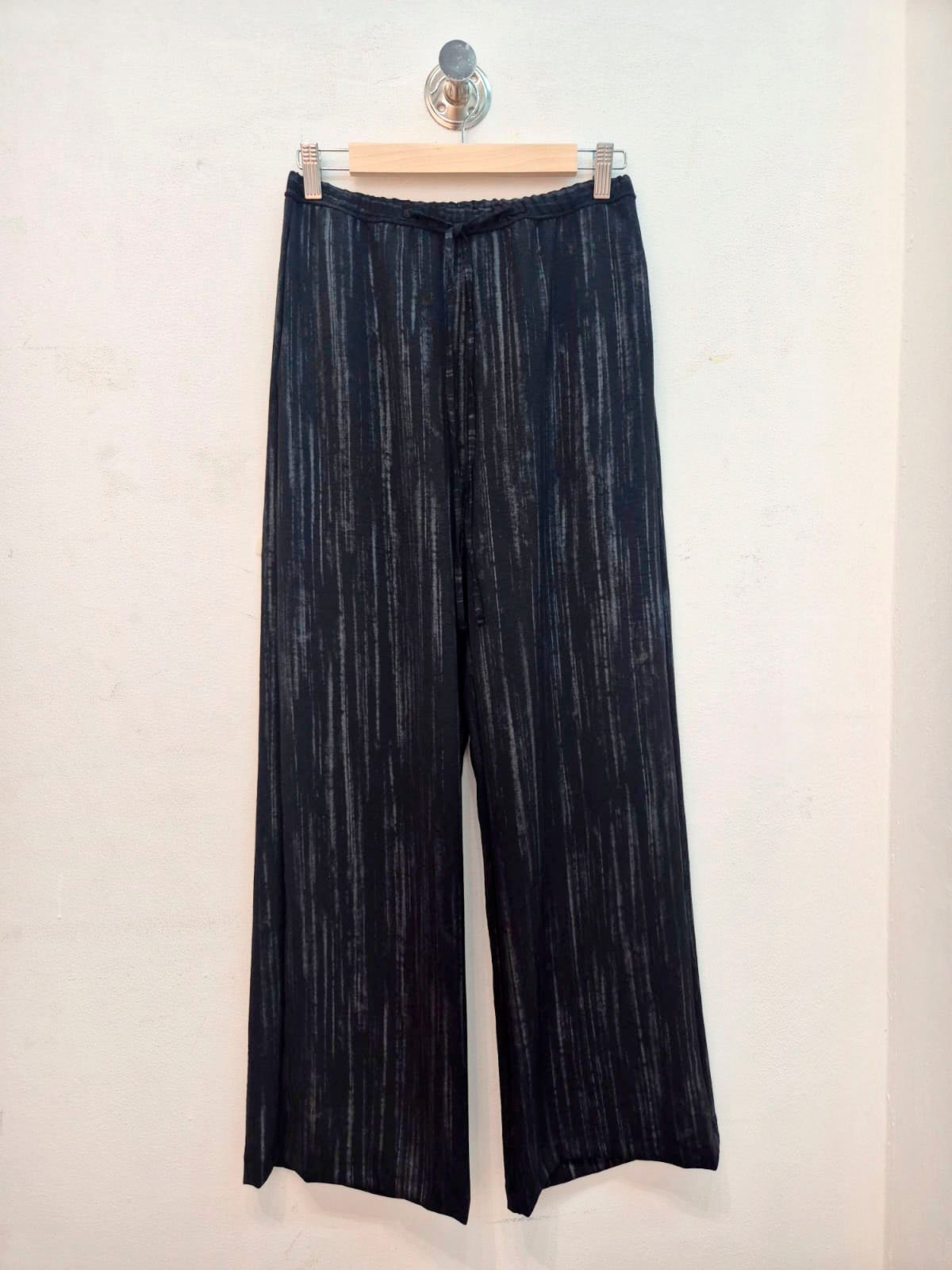Pantalón negro plisado de tiro alto y pierna ancha