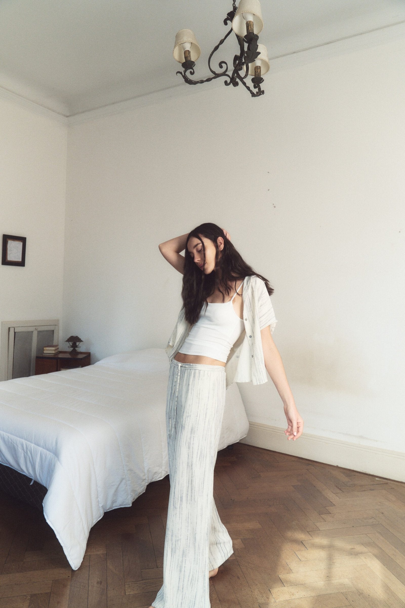Pantalón blanco acanalado de tiro alto y pierna recta