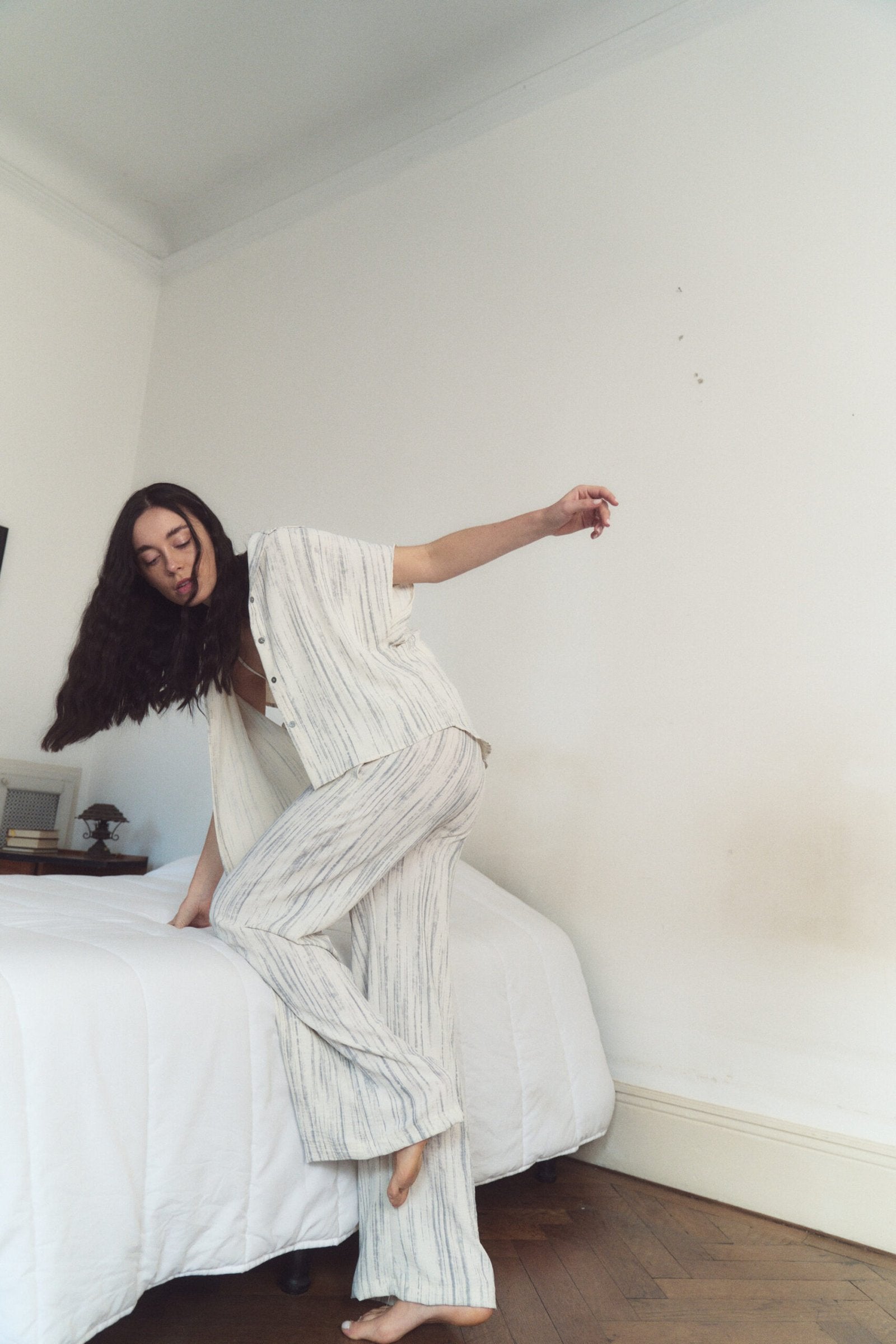 Pantalón de lino blanco con rayas verticales grises
