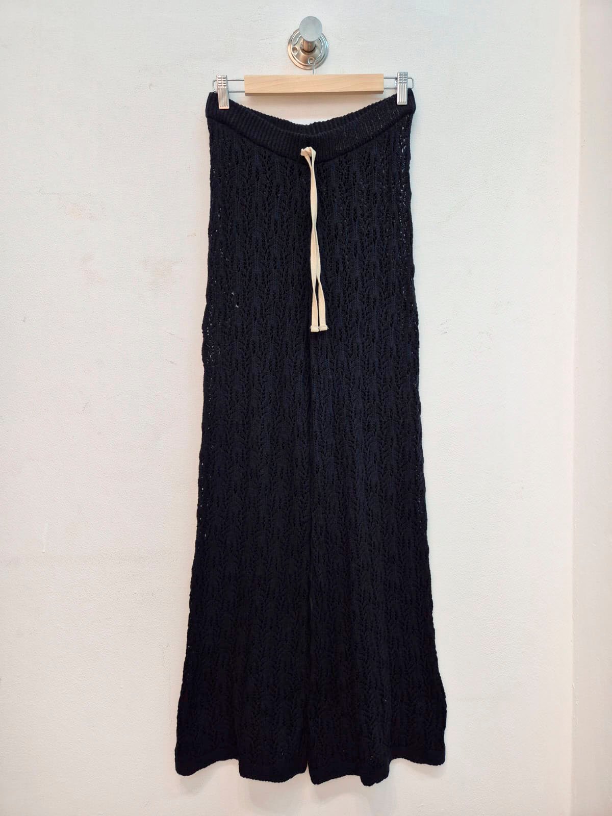 Pantalón negro de punto acanalado con cintura elástica y cordón