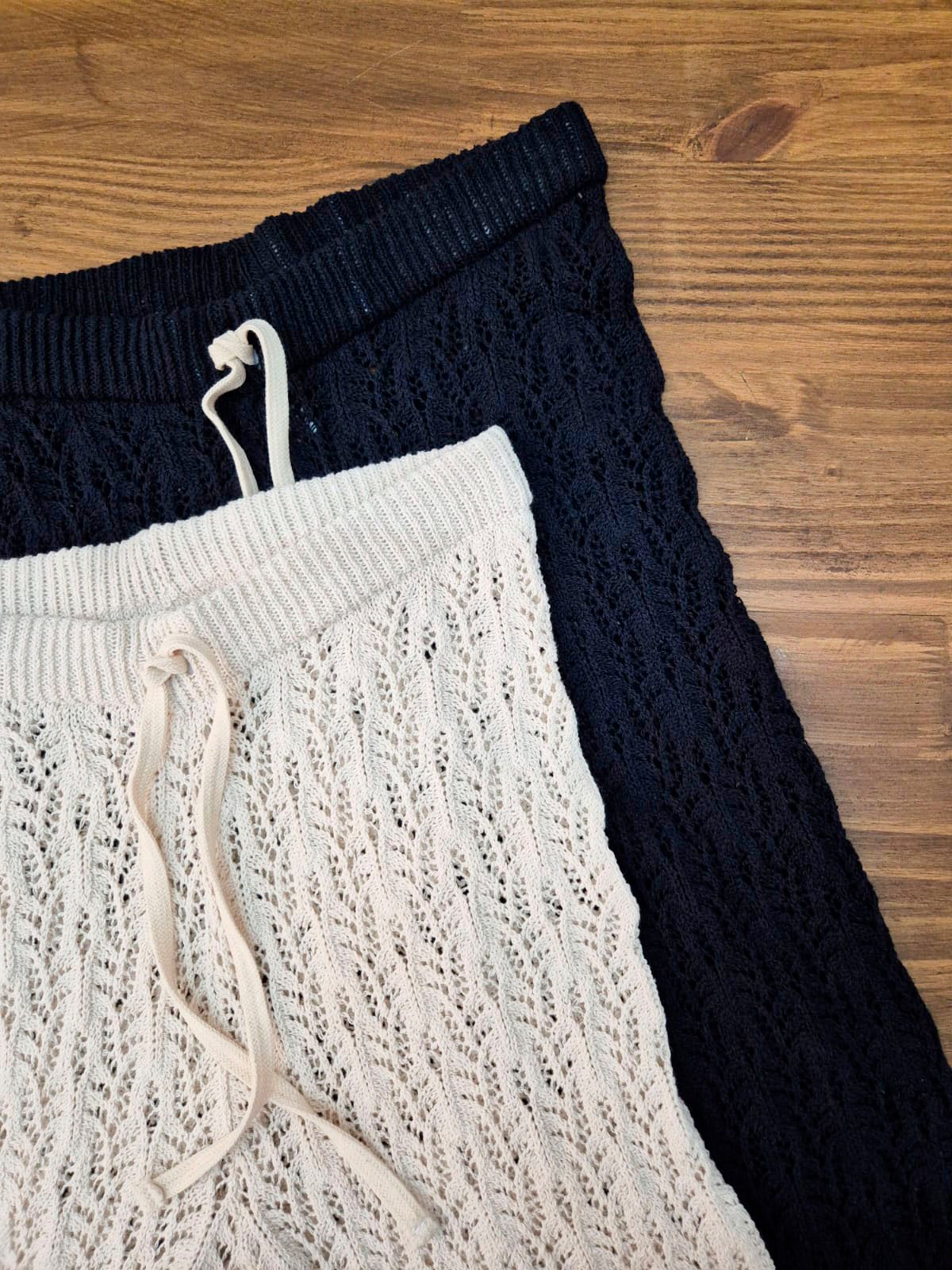 Pantalón de punto calado blanco y negro con cordón ajustable