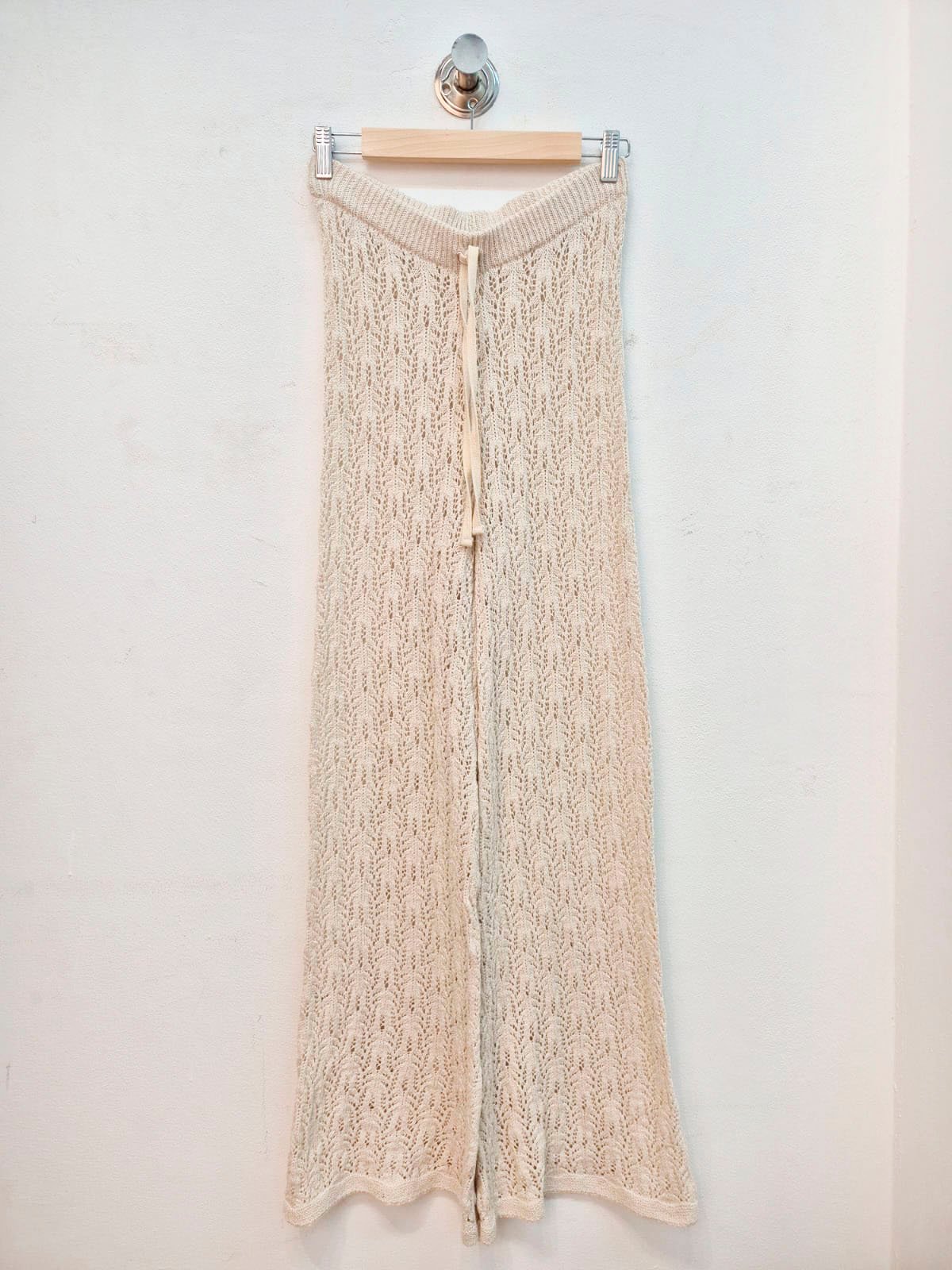 Pantalón beige calado de tiro alto y pierna ancha