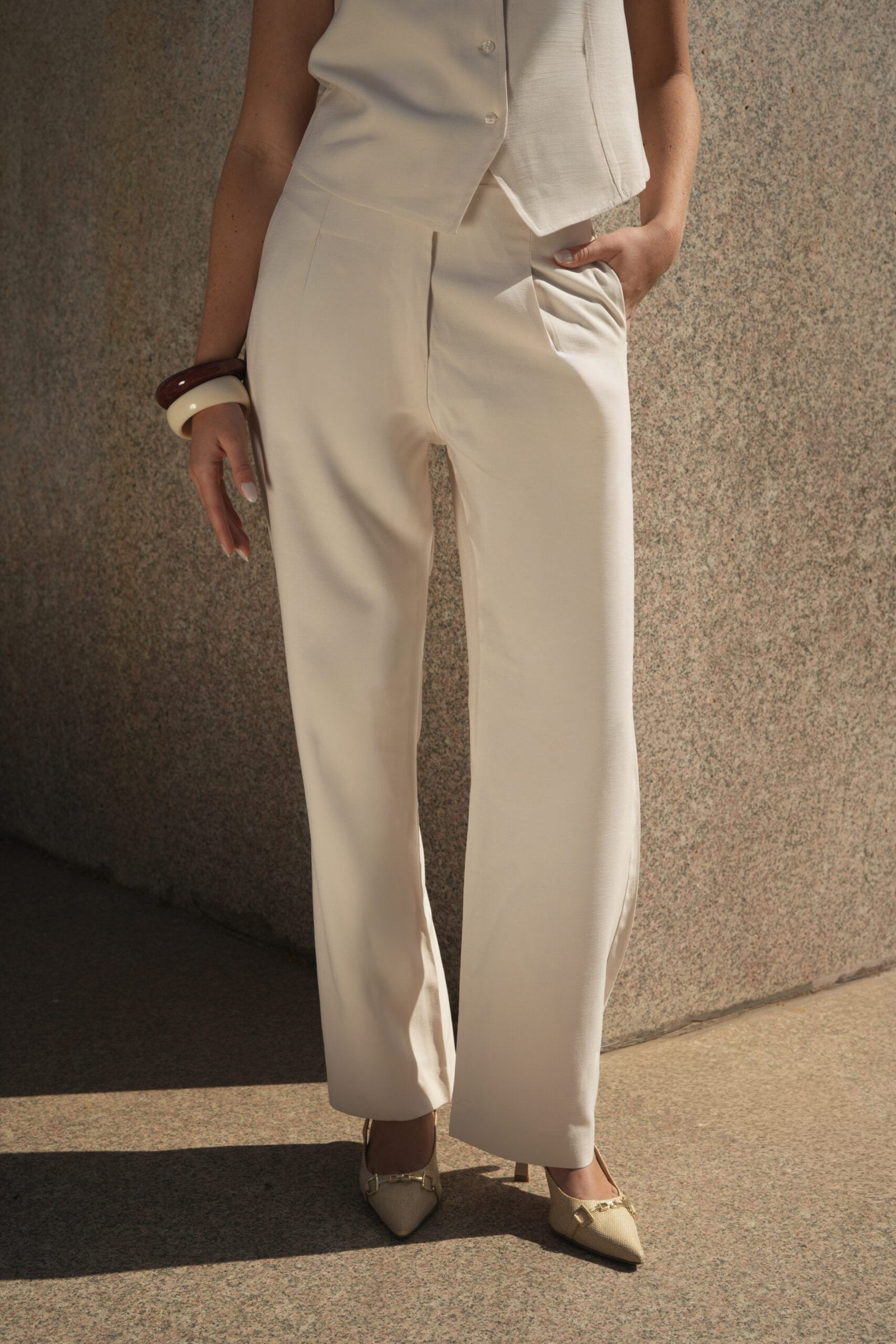 Pantalón crema de tiro alto y pierna recta con pinzas