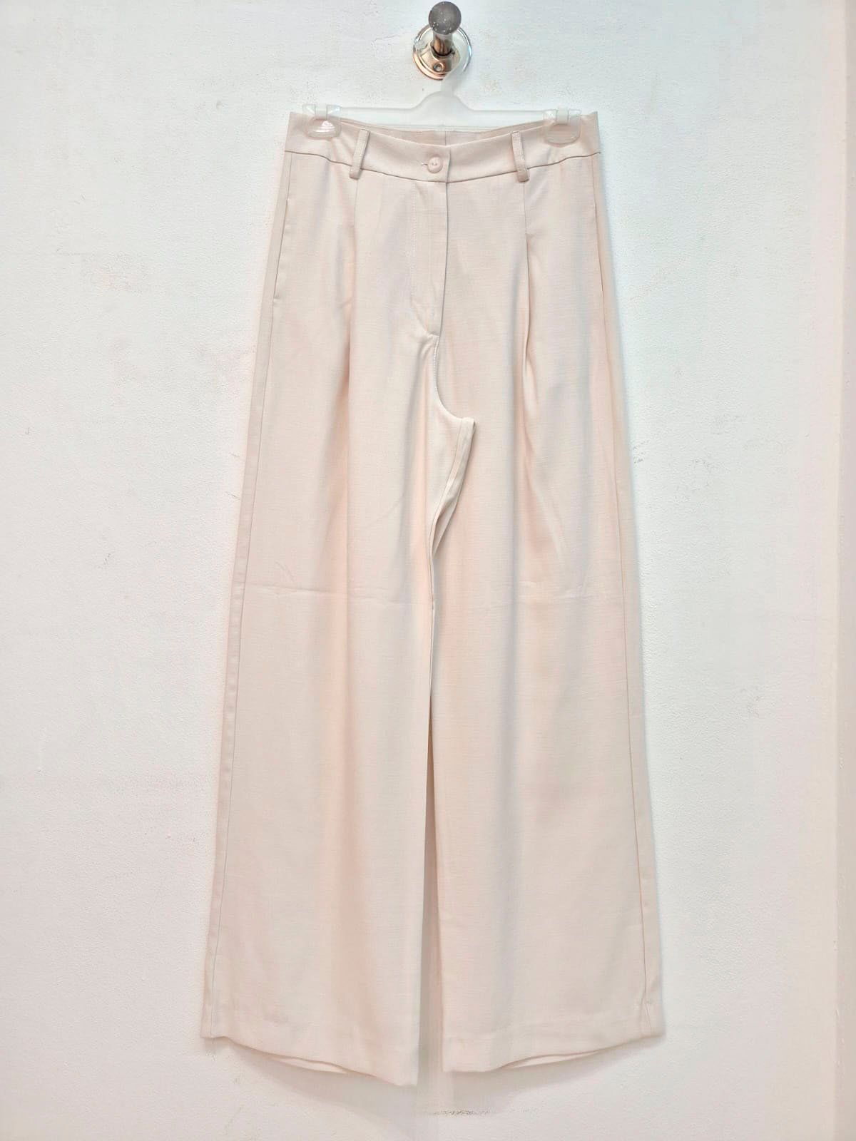 Pantalón beige de tiro alto con pierna ancha y pliegues frontales