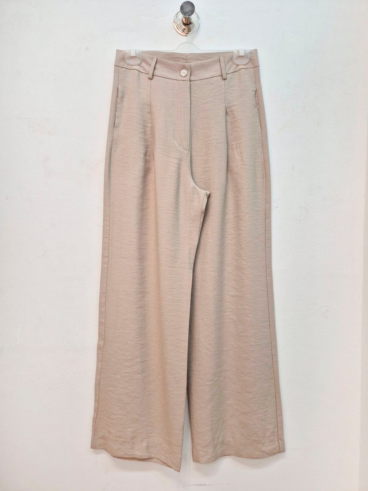 Pantalón beige de lino con tiro alto y pierna ancha