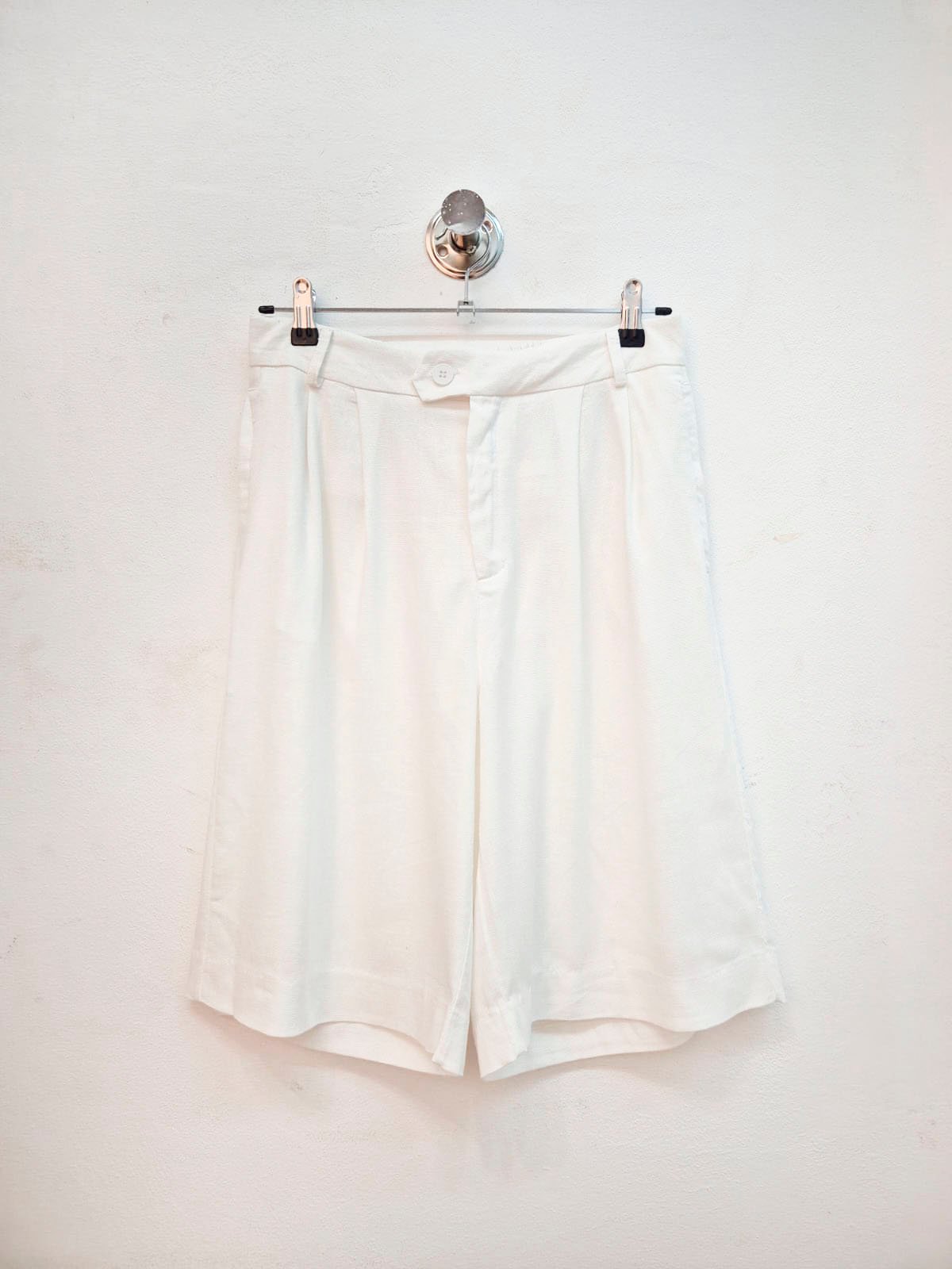 Bermuda blanca de tiro alto con pinzas y cintura ajustable