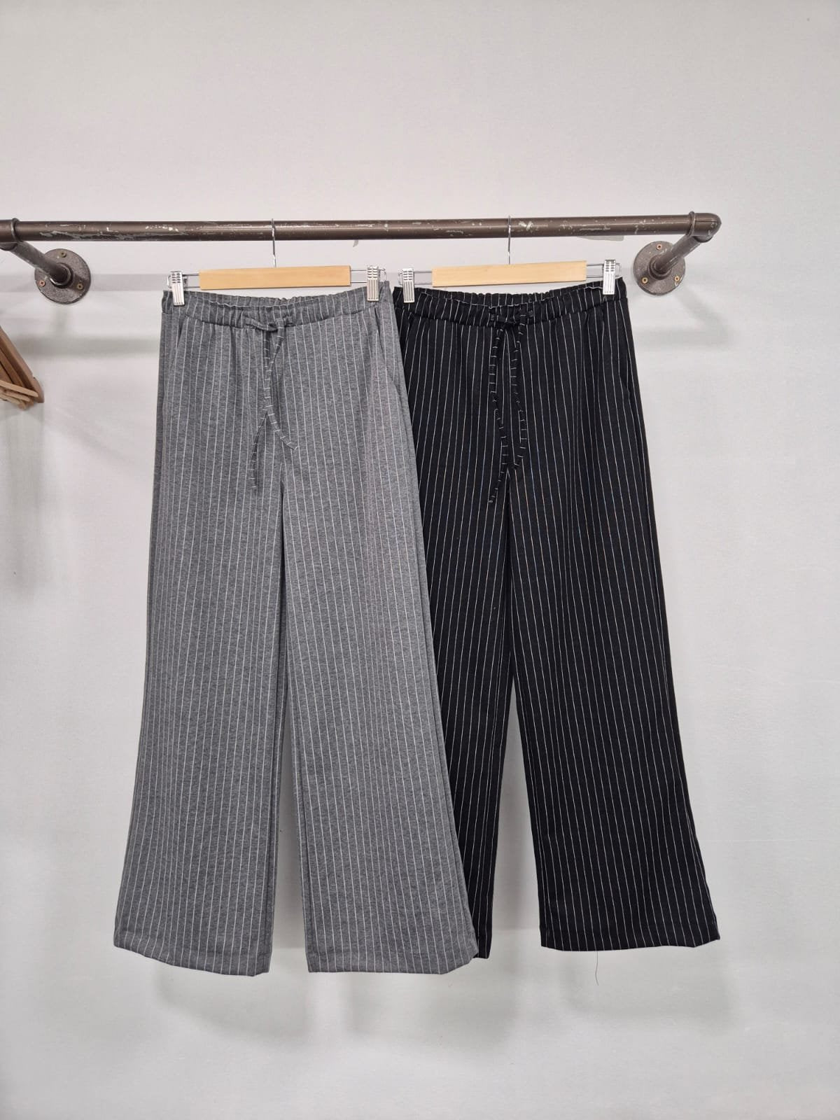 Pantalón de tiro medio con rayas verticales en gris y negro