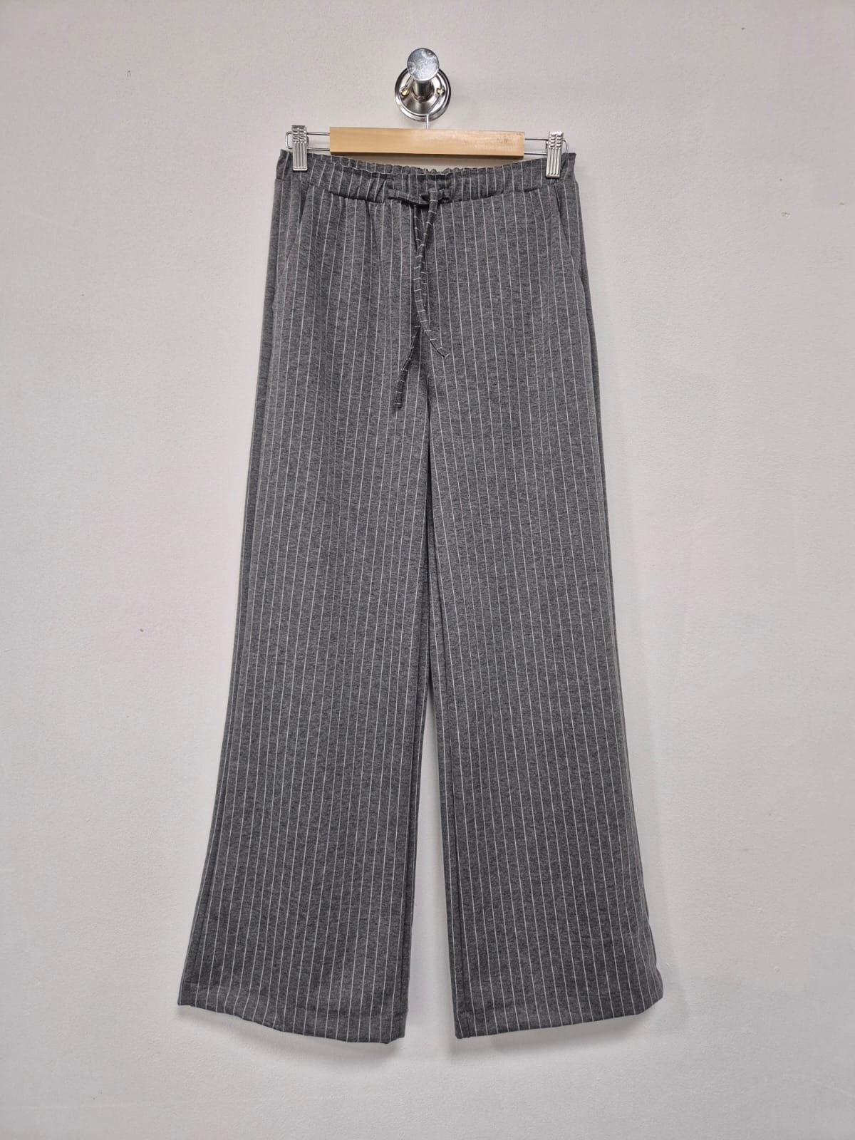 Pantalón gris con rayas verticales blancas y pierna ancha