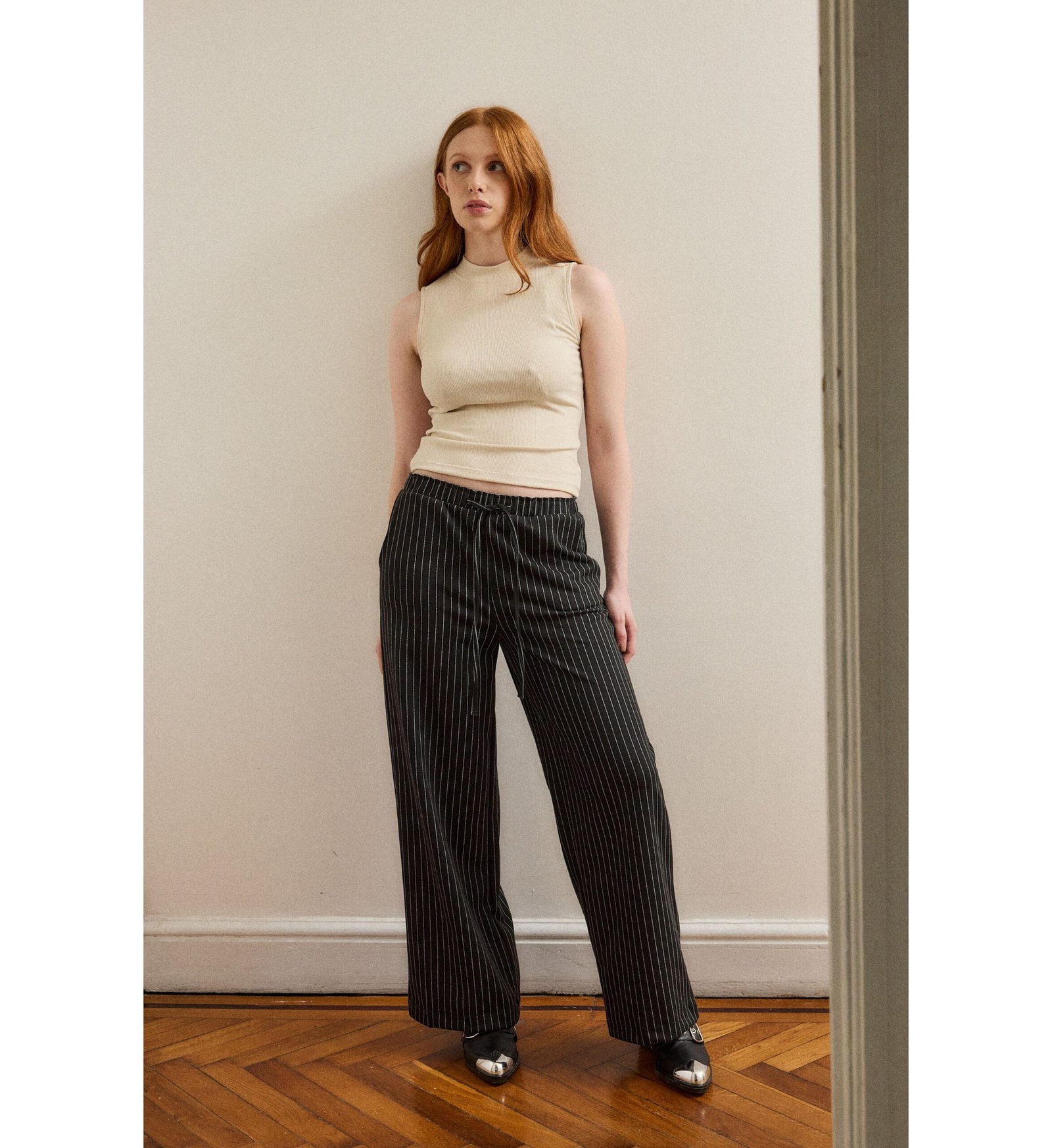 Pantalón negro con rayas blancas y tiro alto